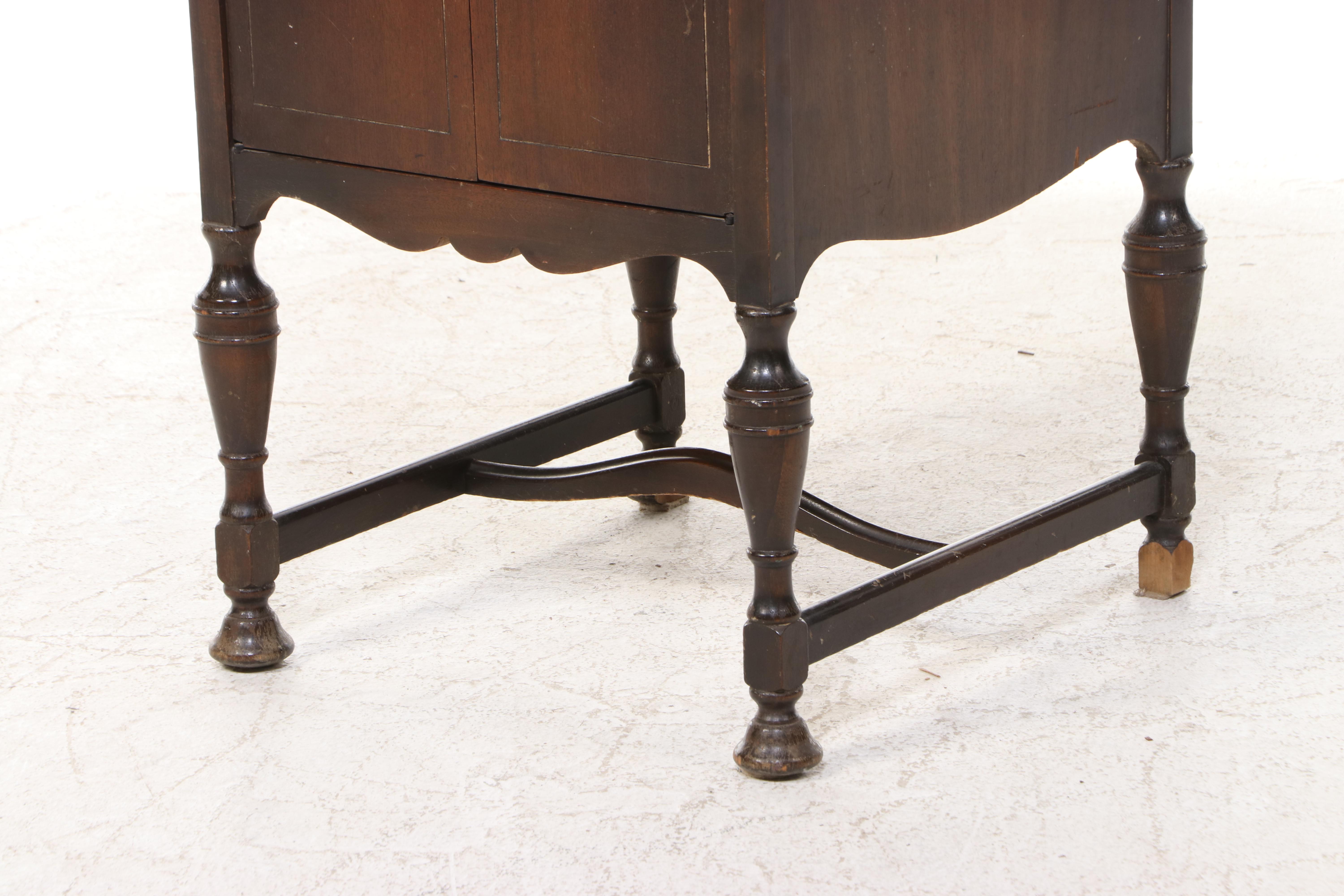 Victrola VV43 Consolette Mahogany Cabinet Talking Machine, c. 1925