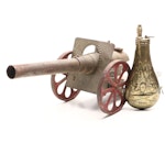 Big-Bang Cast Iron Cannon with Embossed Brass Powder Horn
