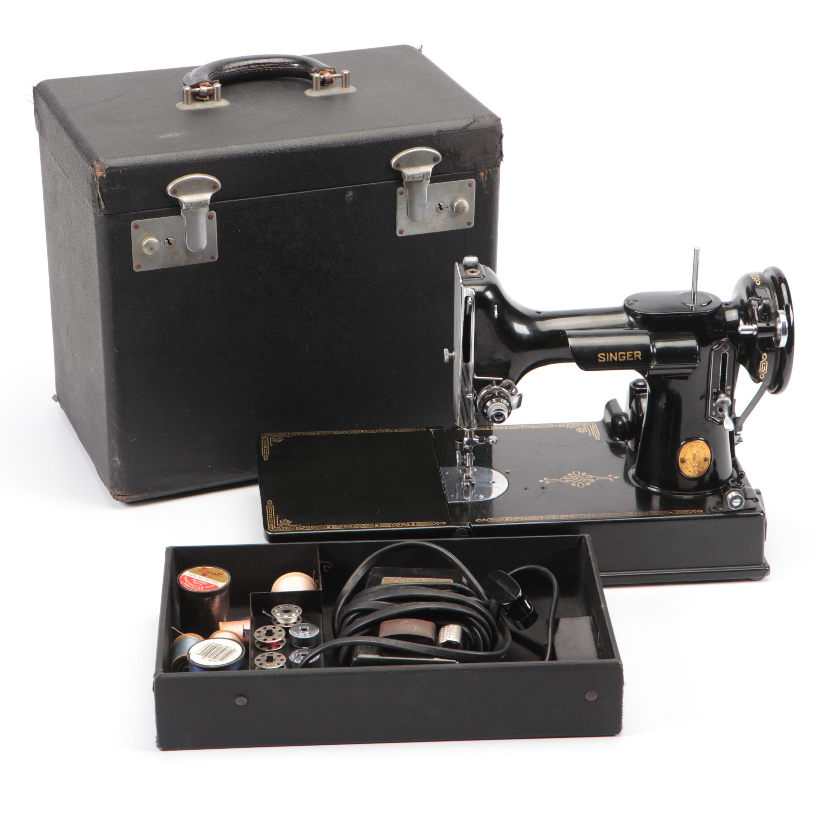 Singer 678-3 "Featherweight" Portable Sewing Machine with Case