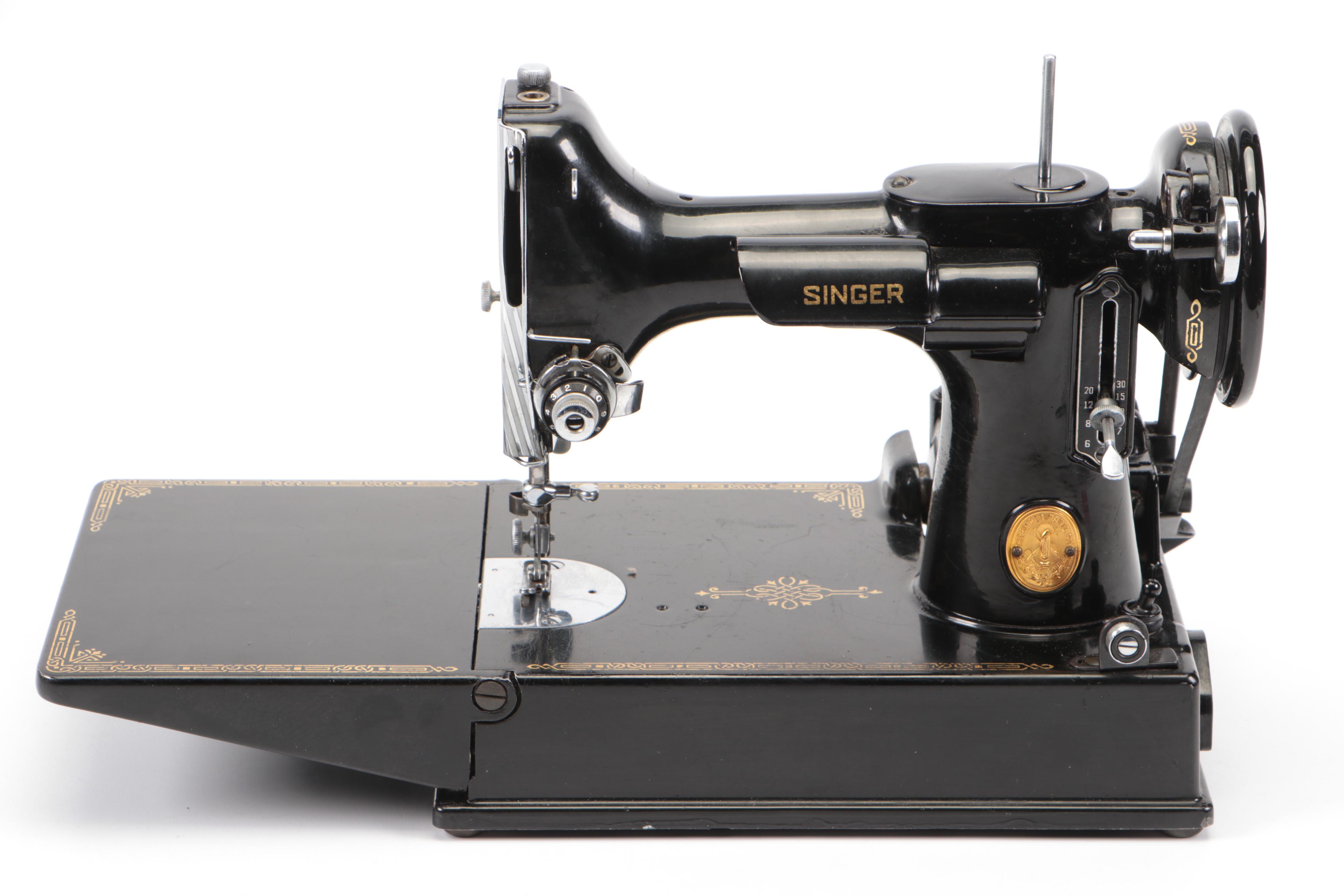 Singer 678-3 "Featherweight" Portable Sewing Machine with Case