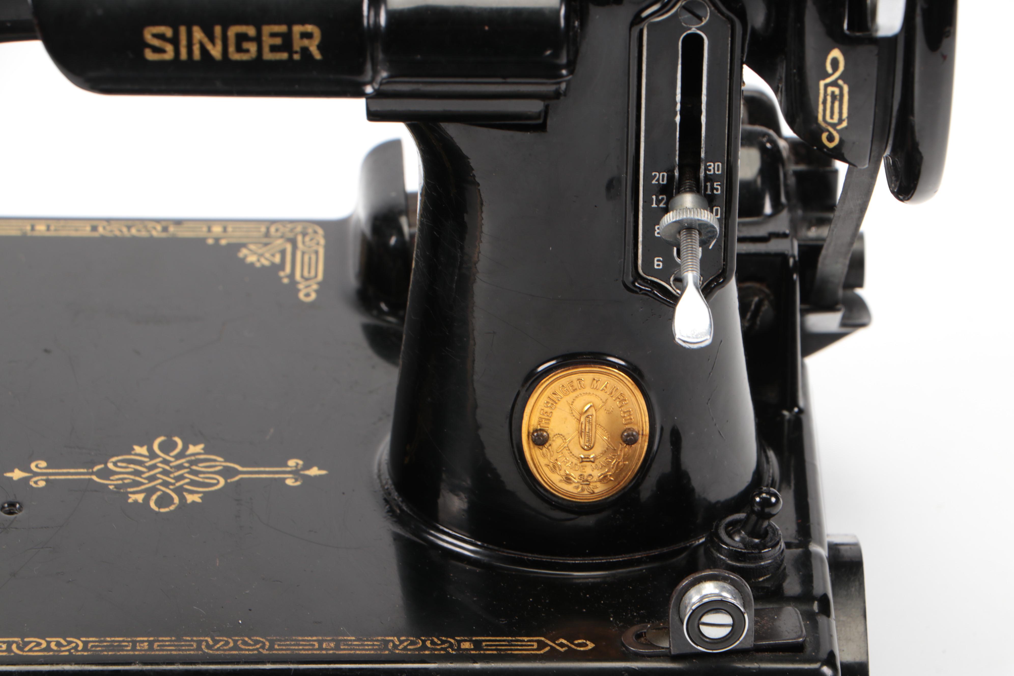 Singer 678-3 "Featherweight" Portable Sewing Machine with Case