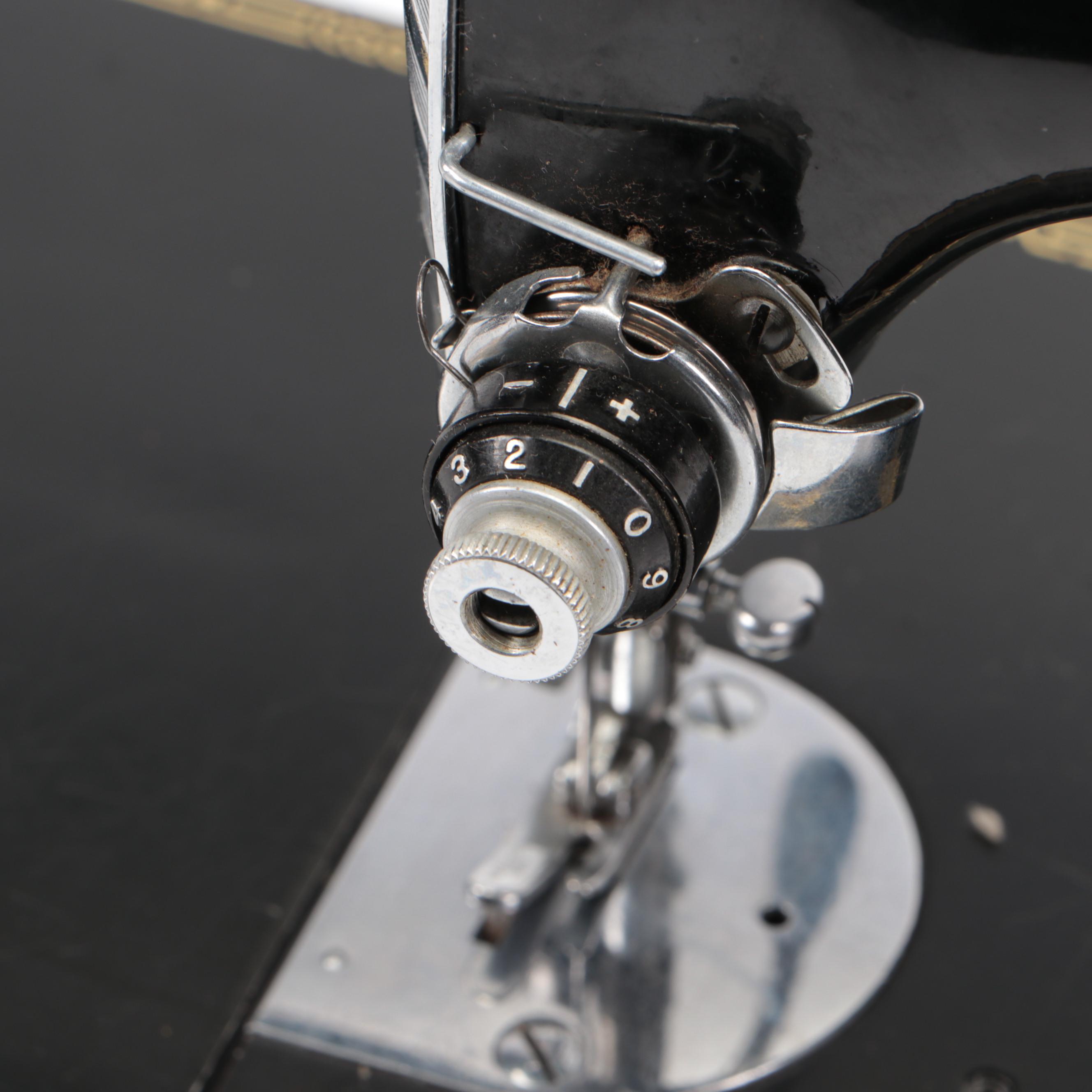 Singer 678-3 "Featherweight" Portable Sewing Machine with Case