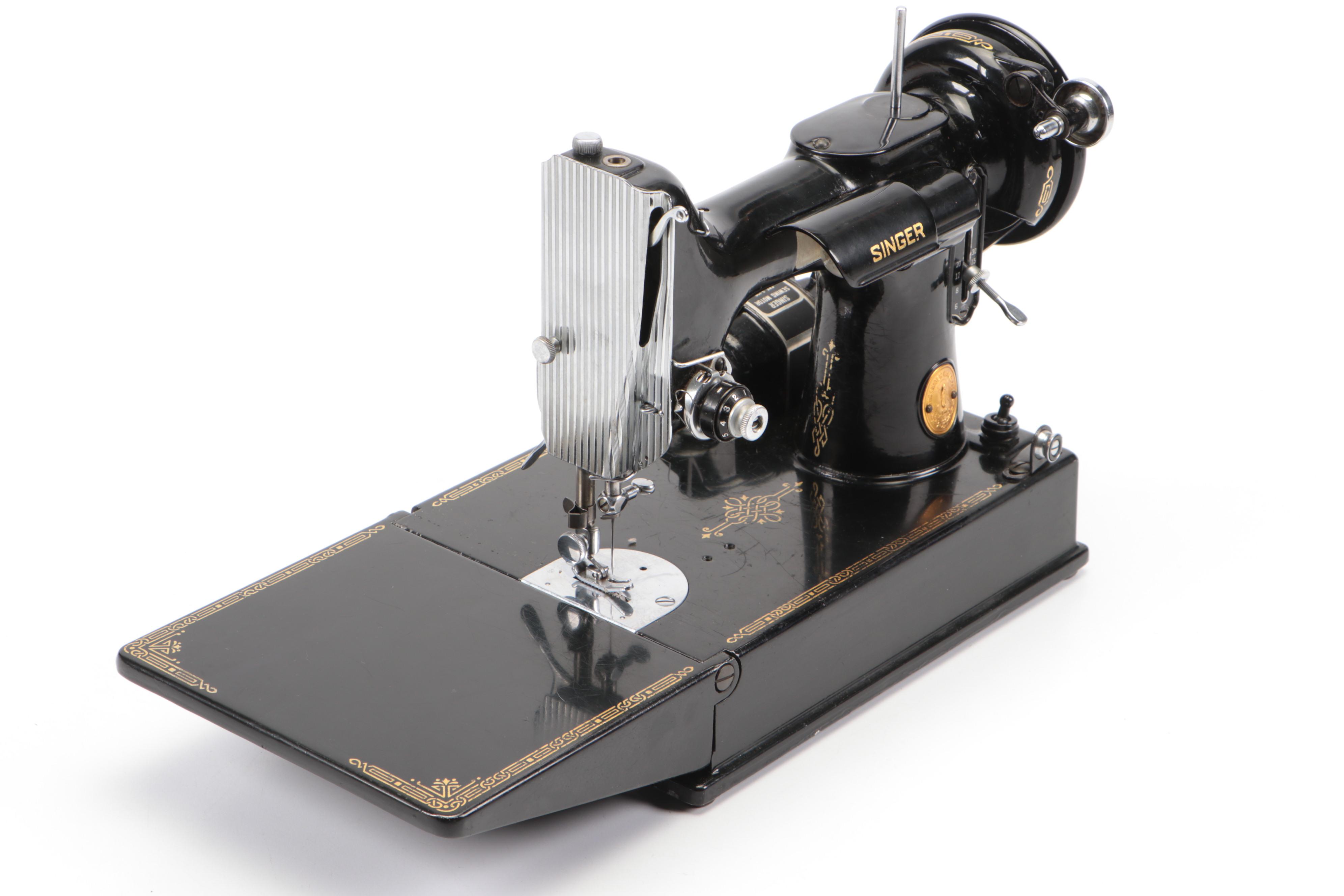 Singer 678-3 "Featherweight" Portable Sewing Machine with Case