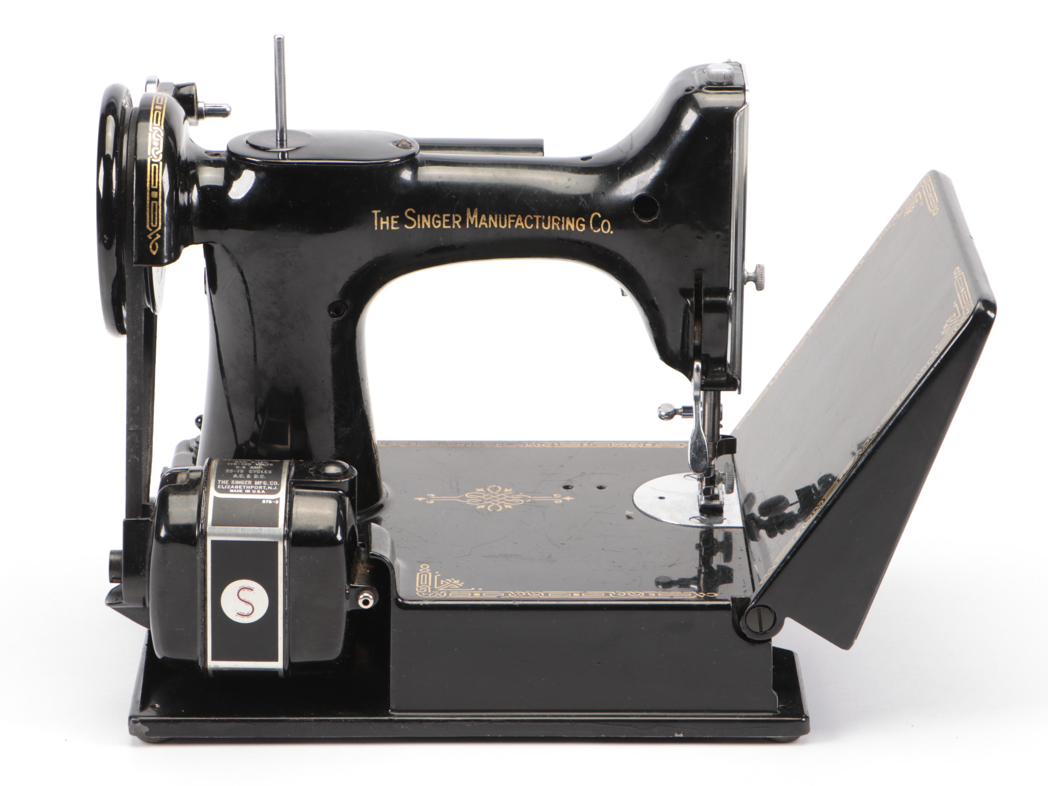 Singer 678-3 "Featherweight" Portable Sewing Machine with Case