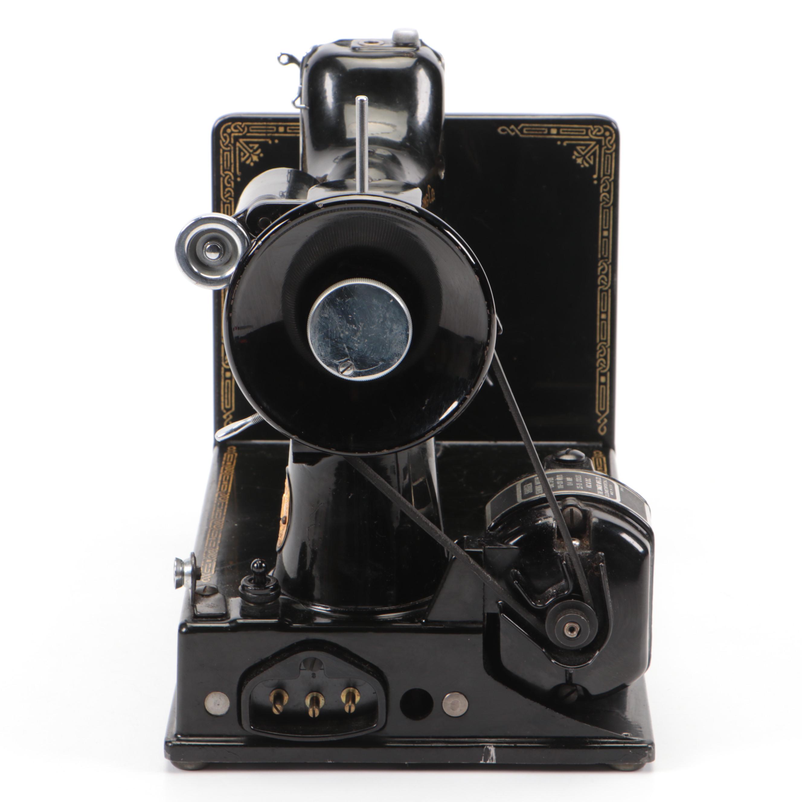 Singer 678-3 "Featherweight" Portable Sewing Machine with Case