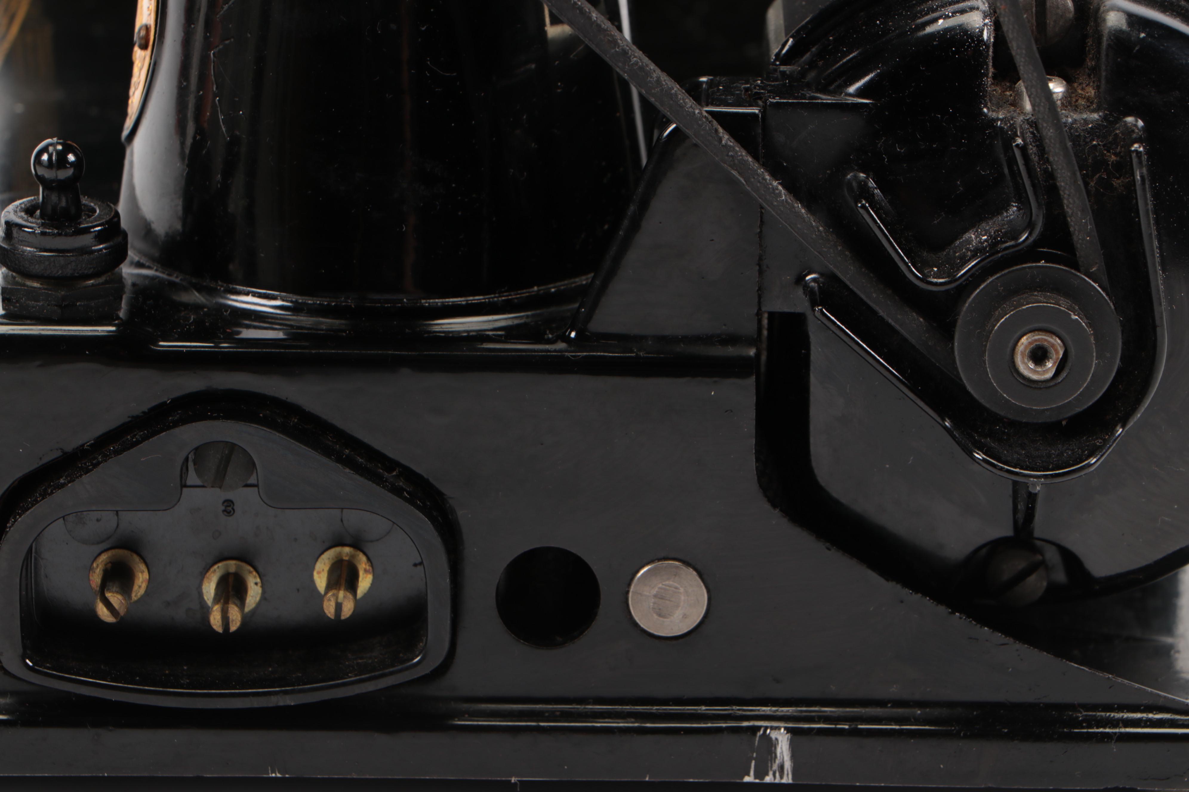 Singer 678-3 "Featherweight" Portable Sewing Machine with Case