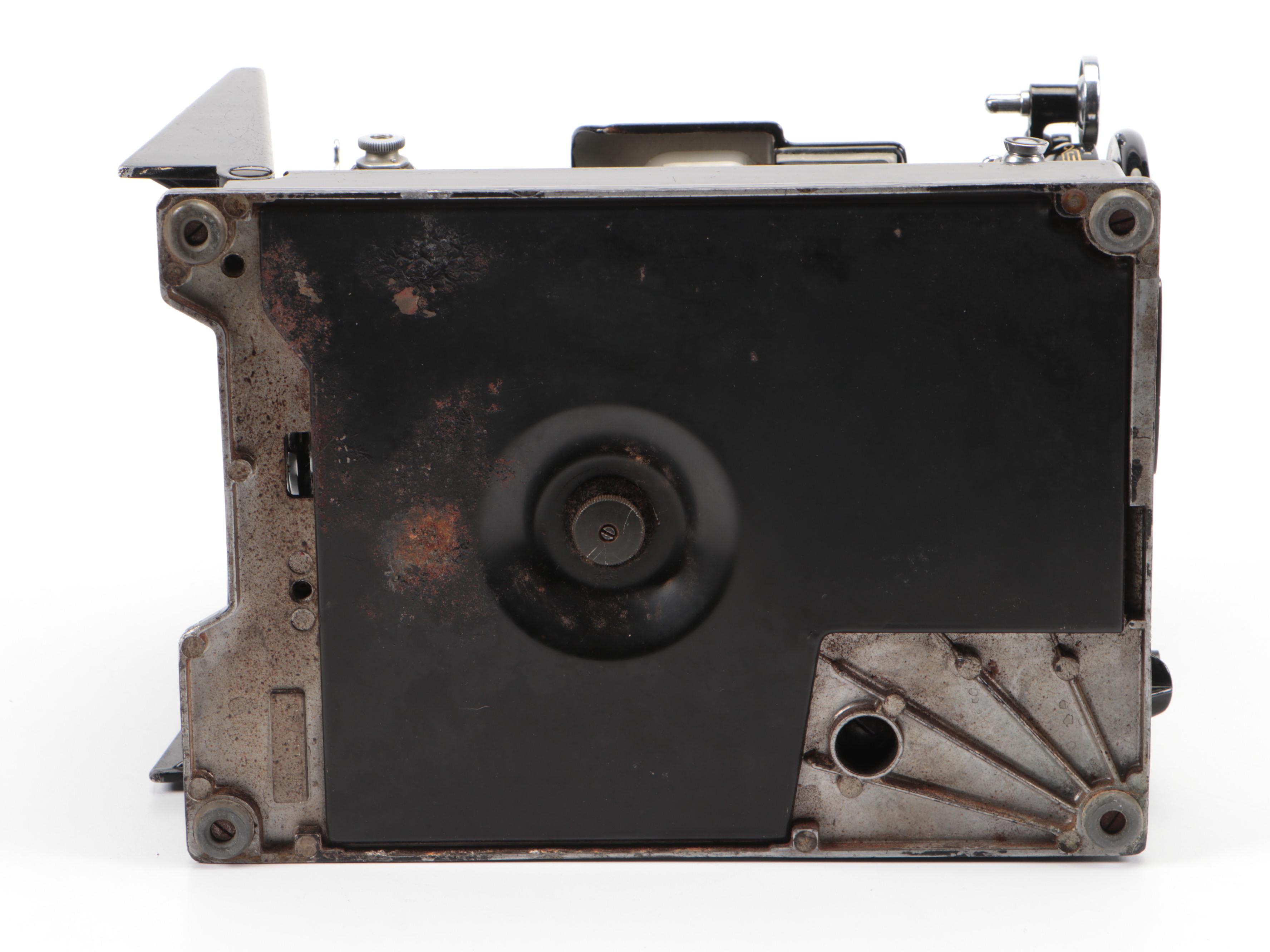 Singer 678-3 "Featherweight" Portable Sewing Machine with Case