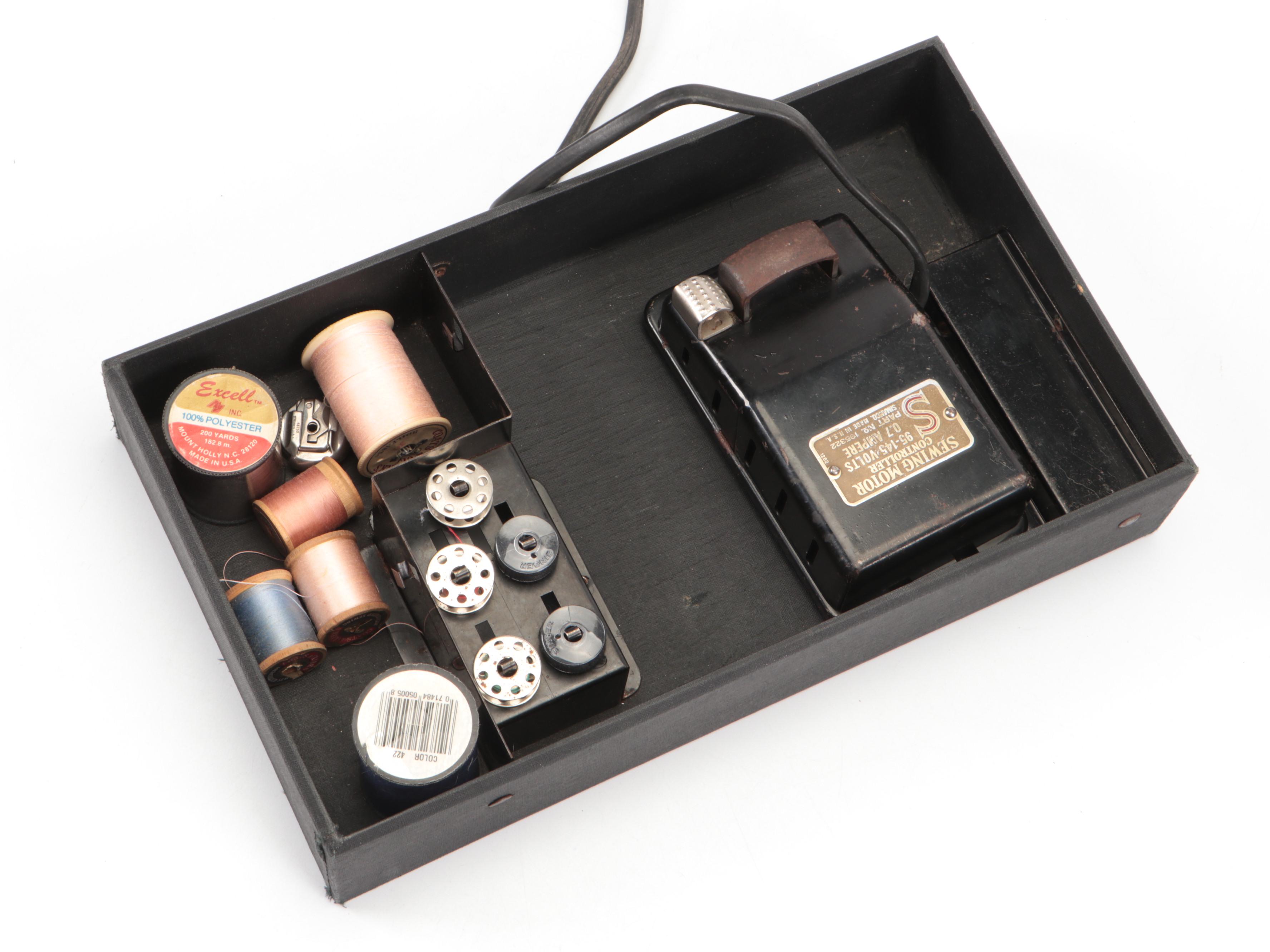 Singer 678-3 "Featherweight" Portable Sewing Machine with Case