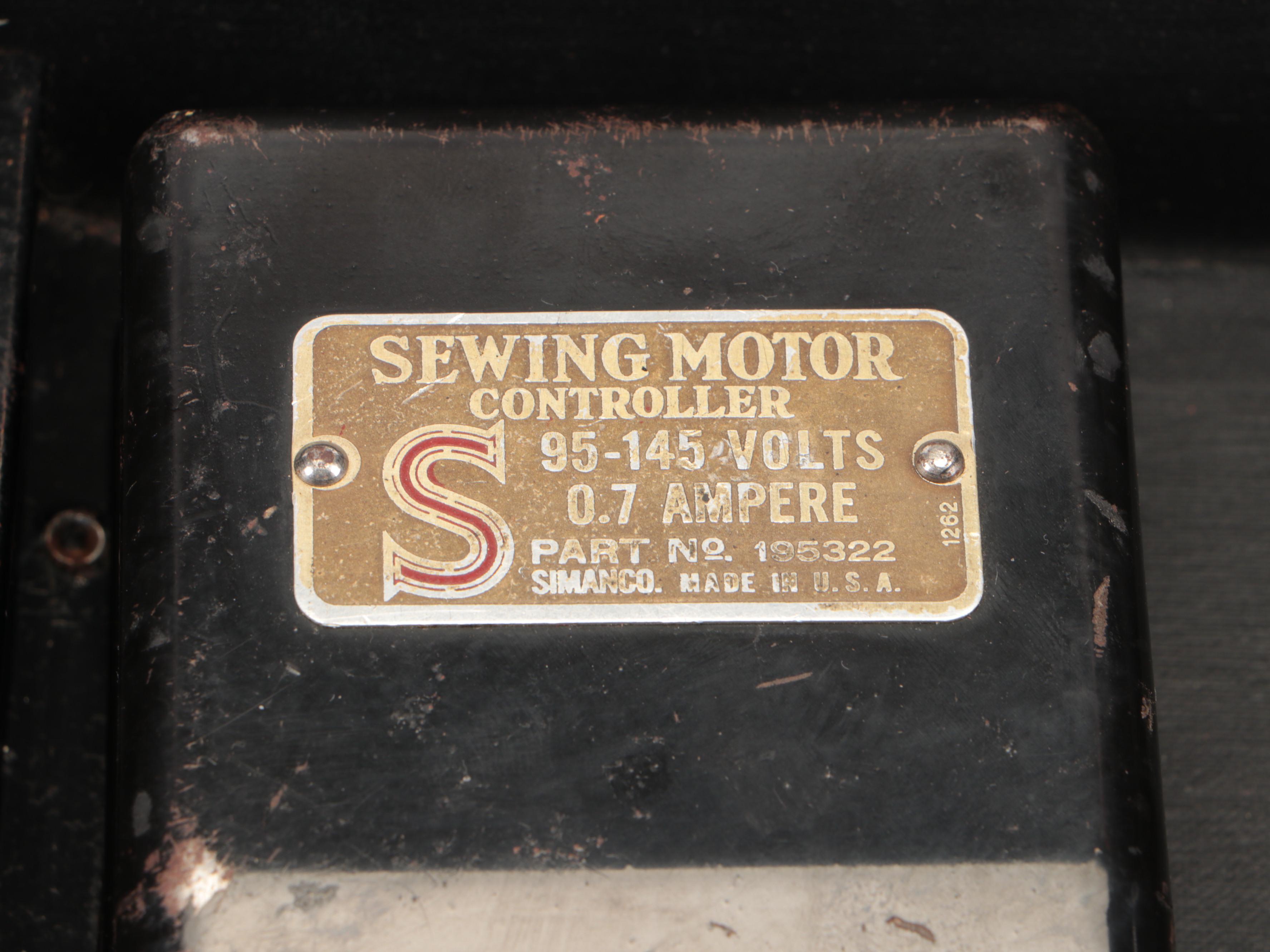 Singer 678-3 "Featherweight" Portable Sewing Machine with Case