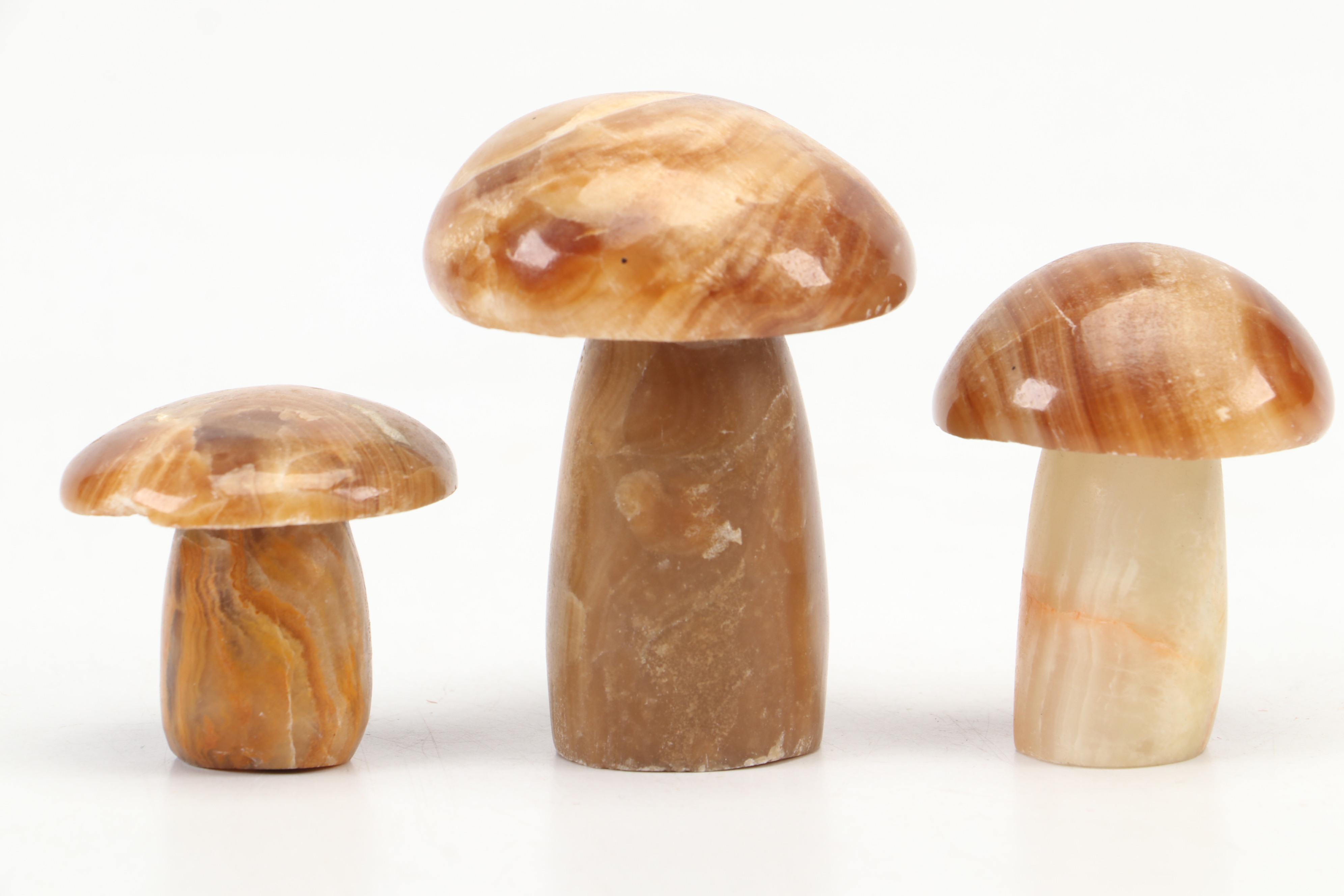 Royal Doulton "The Jackdaw of Rheims" Pitcher with Majolica Charger and Decor