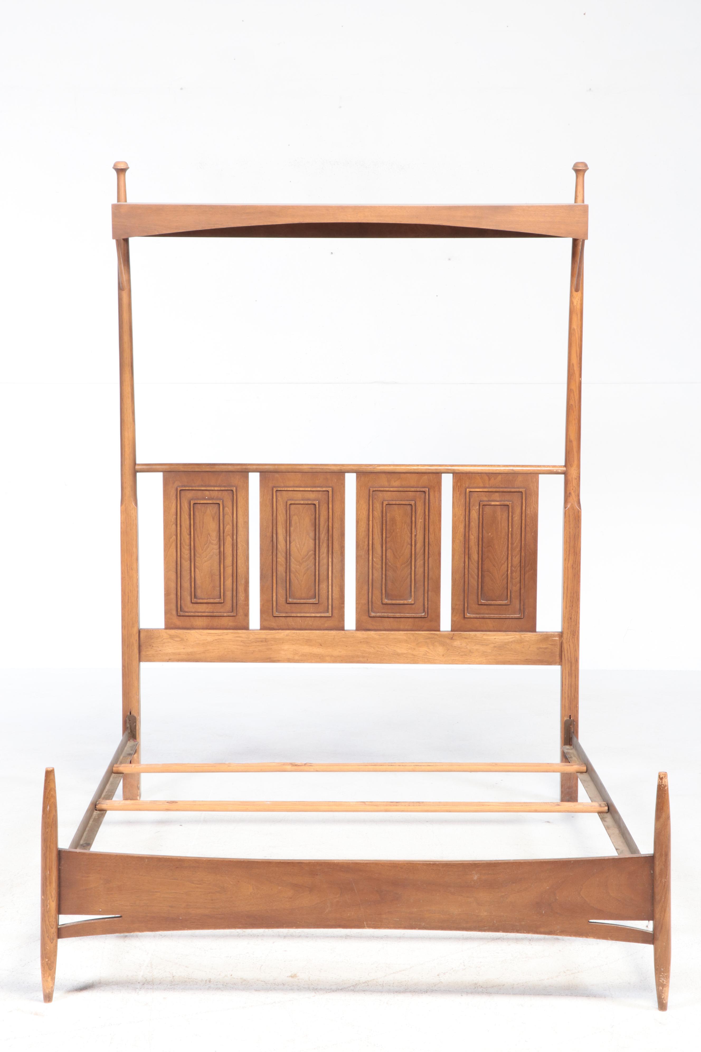 Broyhill "Sculptra" Canopy Bed with Bedside Cabinets, Mid to Late 20th Century