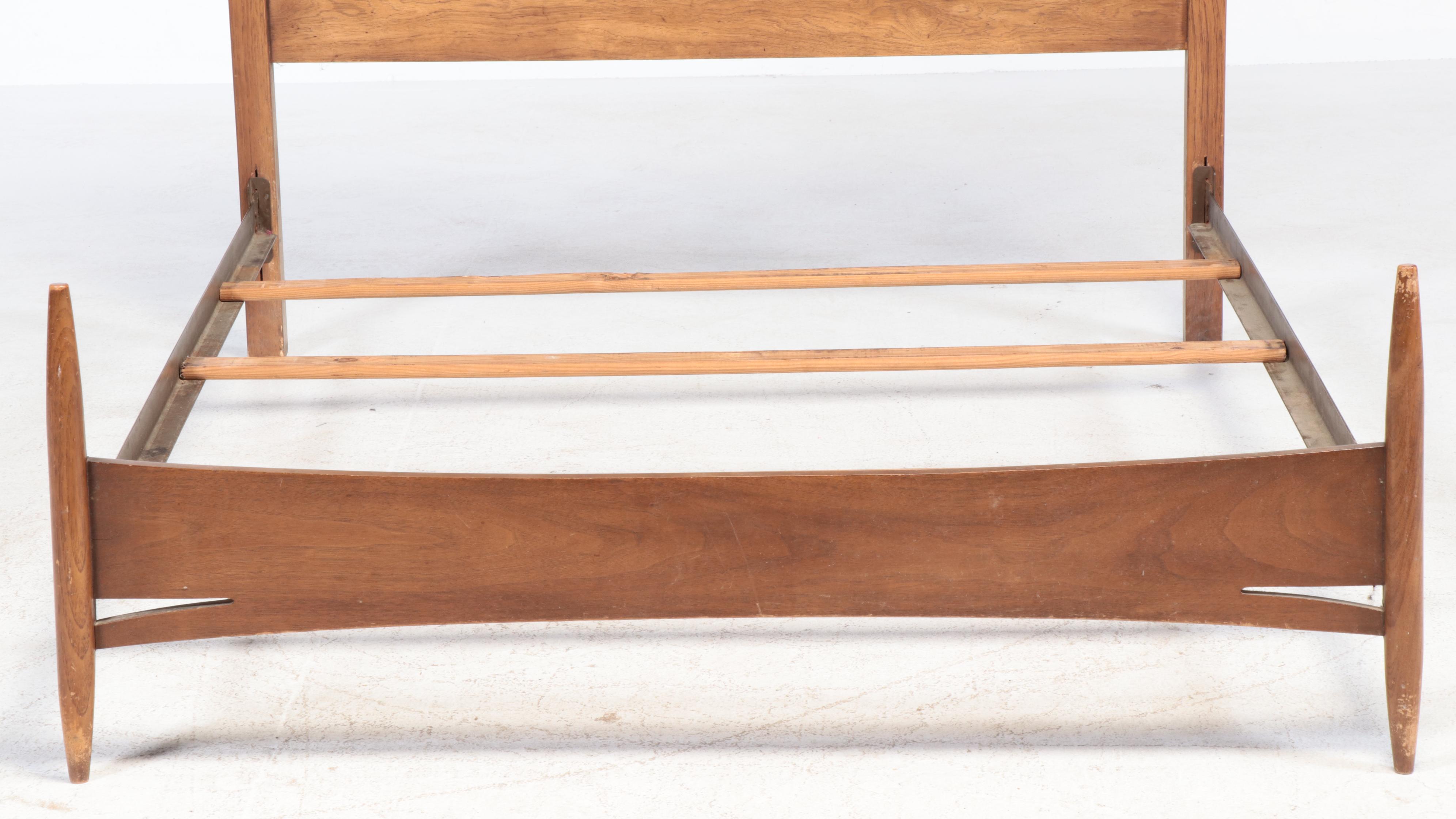 Broyhill "Sculptra" Canopy Bed with Bedside Cabinets, Mid to Late 20th Century