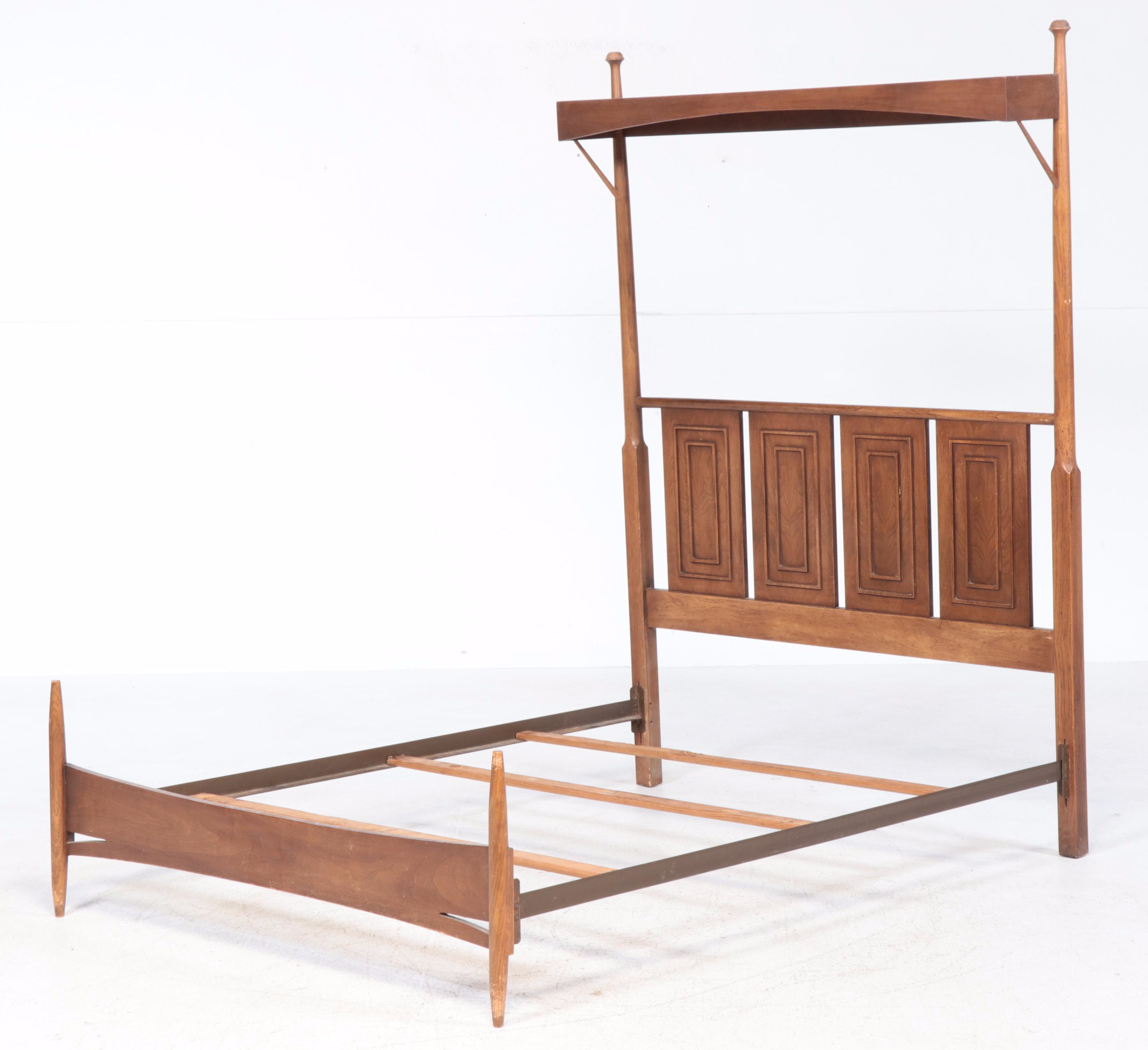 Broyhill "Sculptra" Canopy Bed with Bedside Cabinets, Mid to Late 20th Century