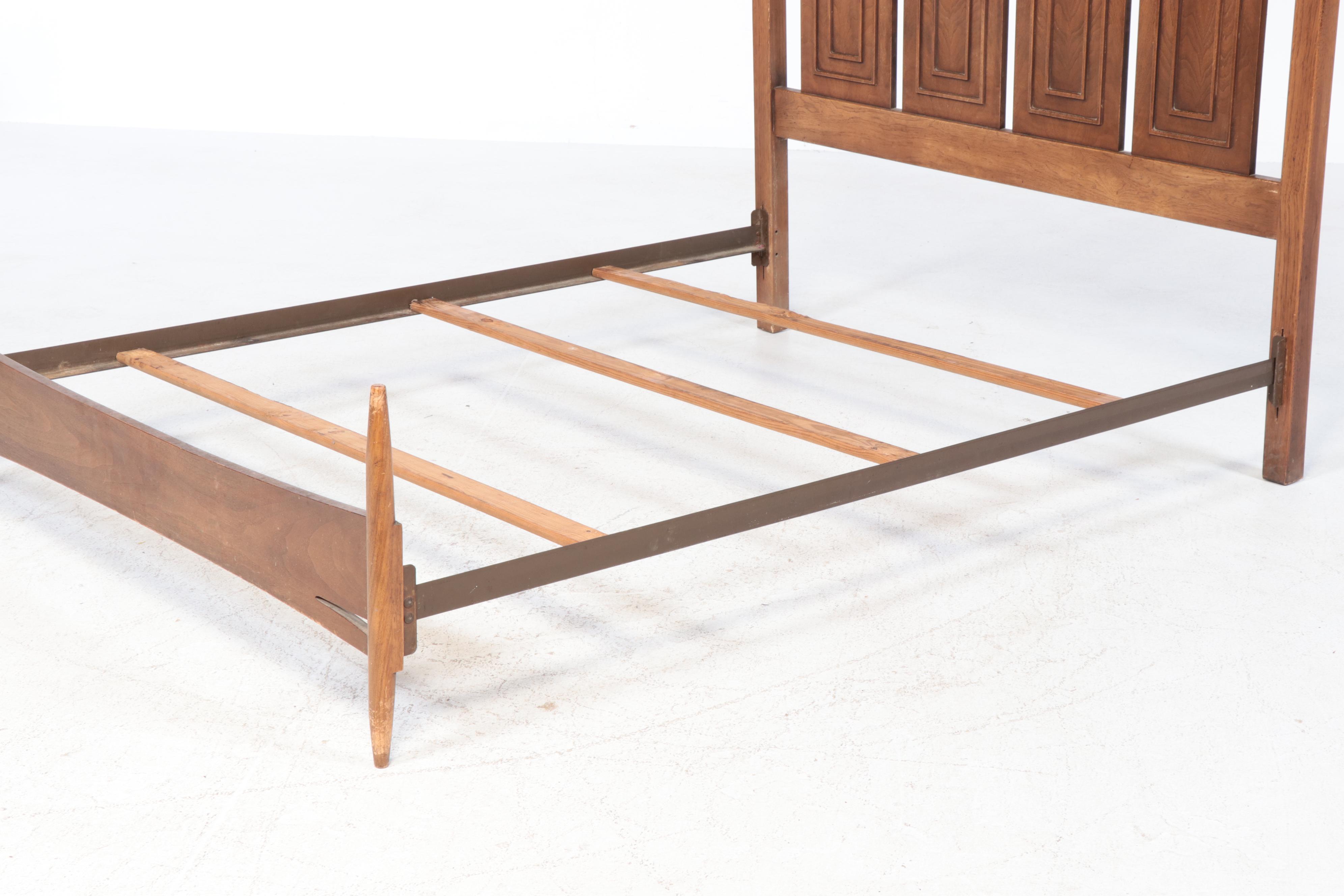 Broyhill "Sculptra" Canopy Bed with Bedside Cabinets, Mid to Late 20th Century