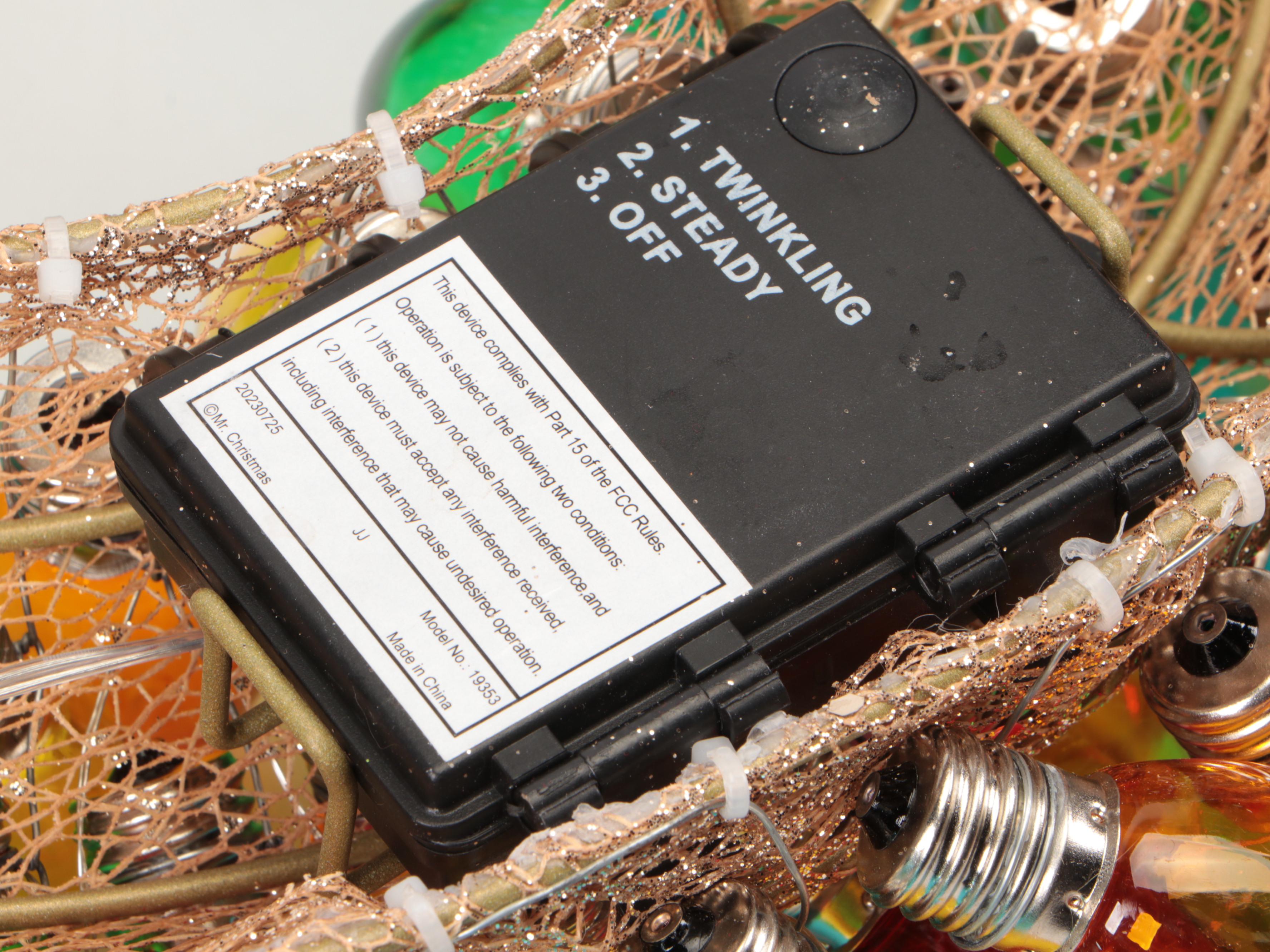 Mr. Christmas Nostalgic Christmas Bulb Illuminated Wreath