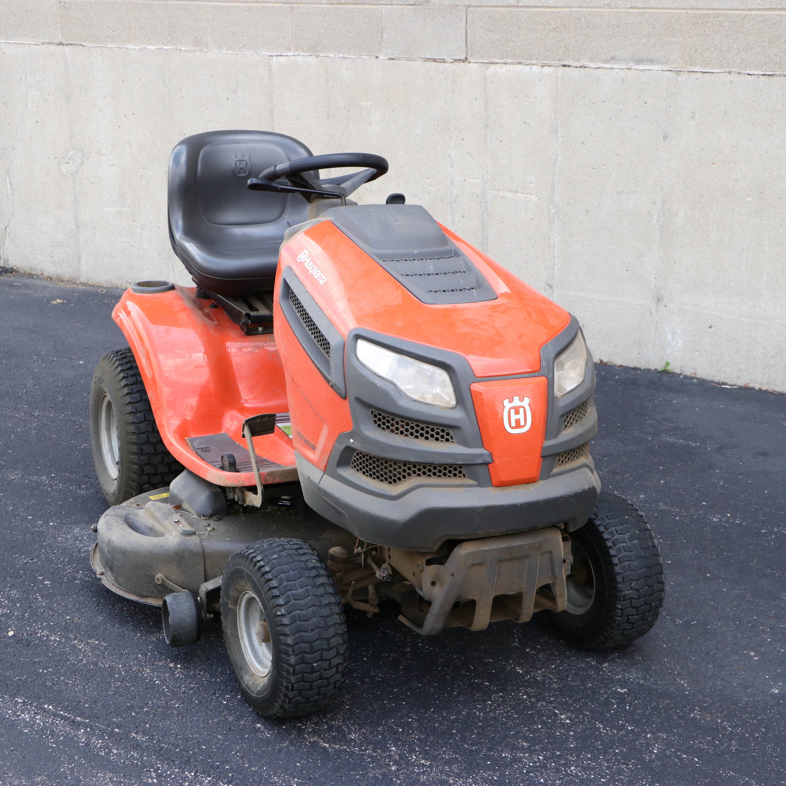 Husqvarna YTH 22V46 Riding Mower