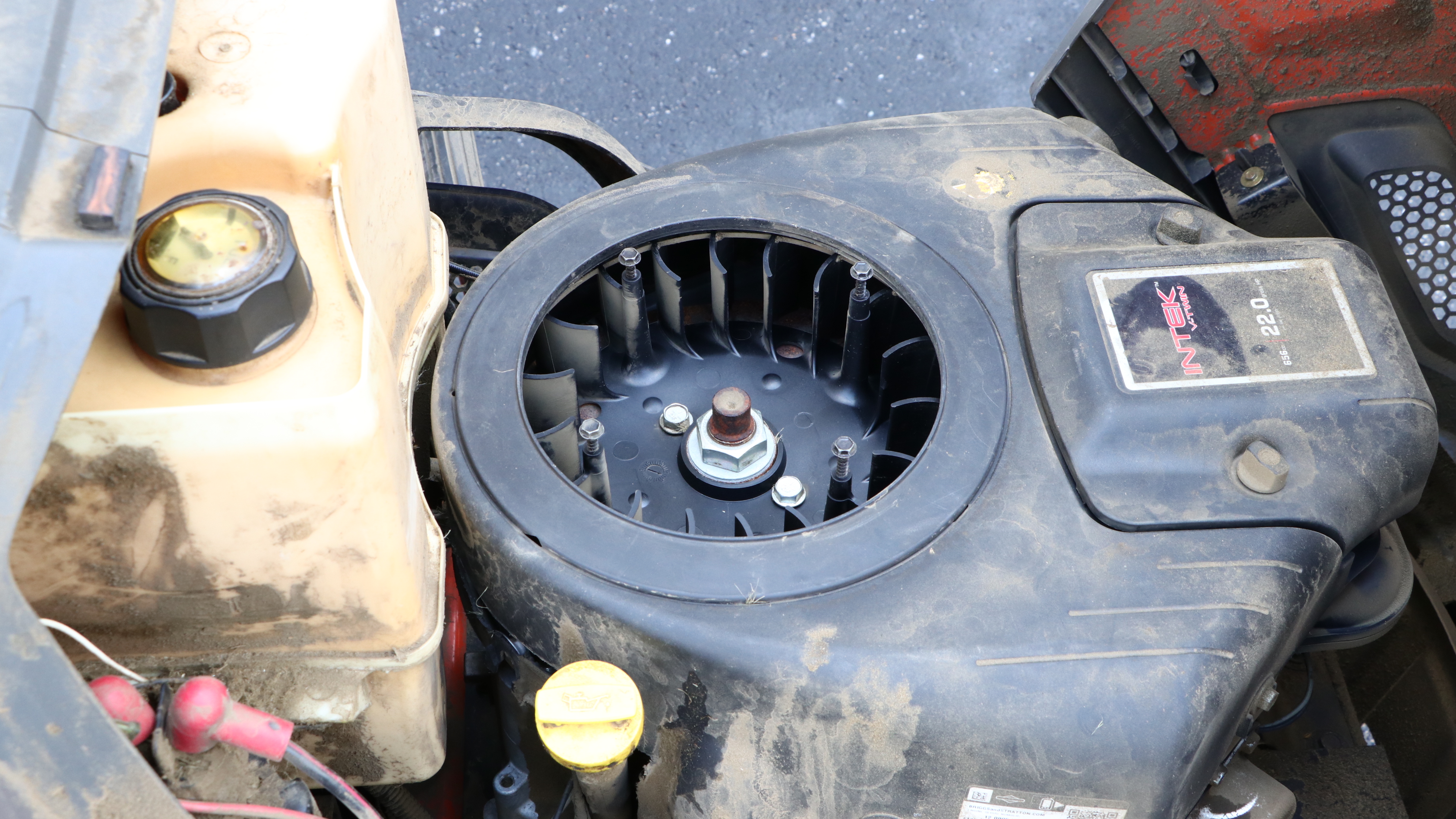 Husqvarna YTH 22V46 Riding Mower