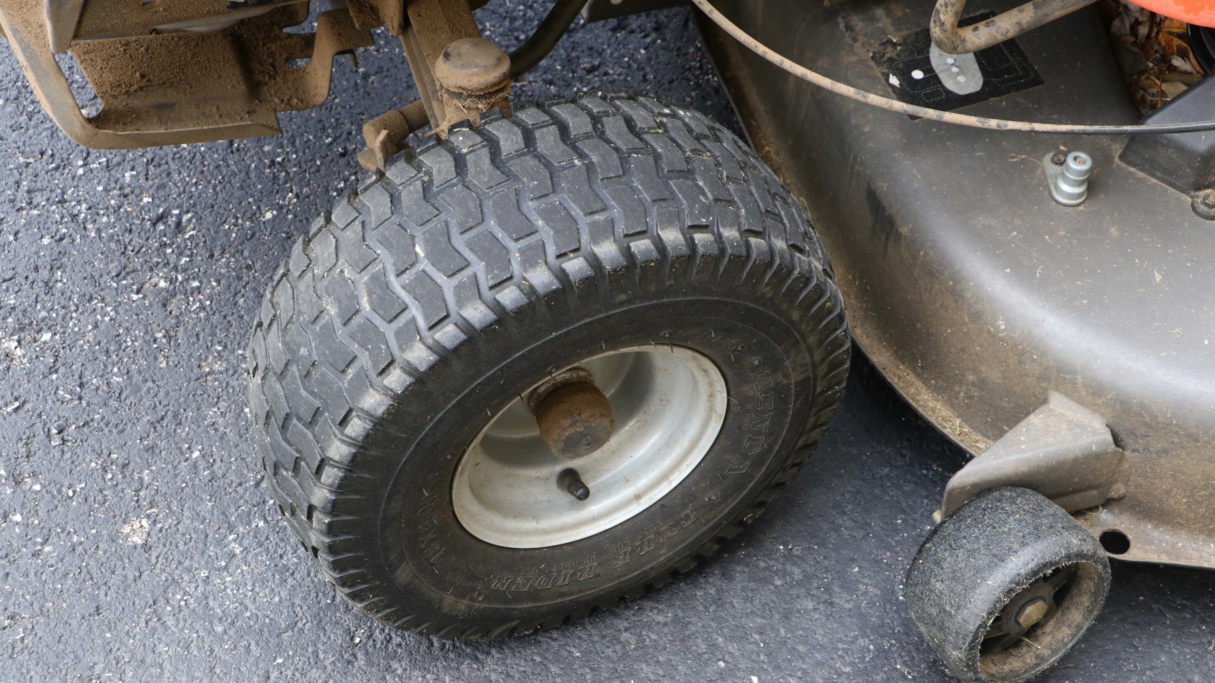 Husqvarna YTH 22V46 Riding Mower