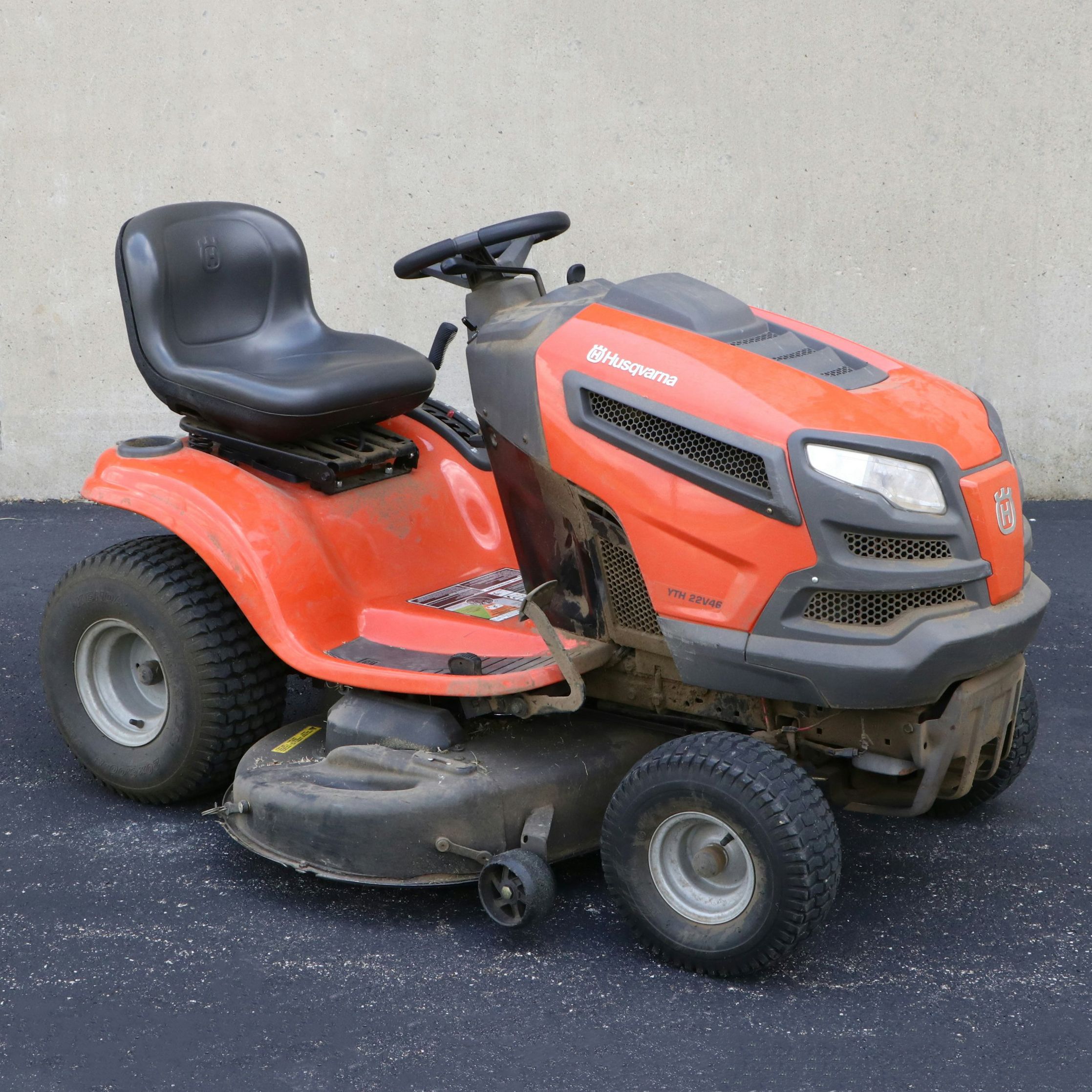 Husqvarna YTH 22V46 Riding Mower