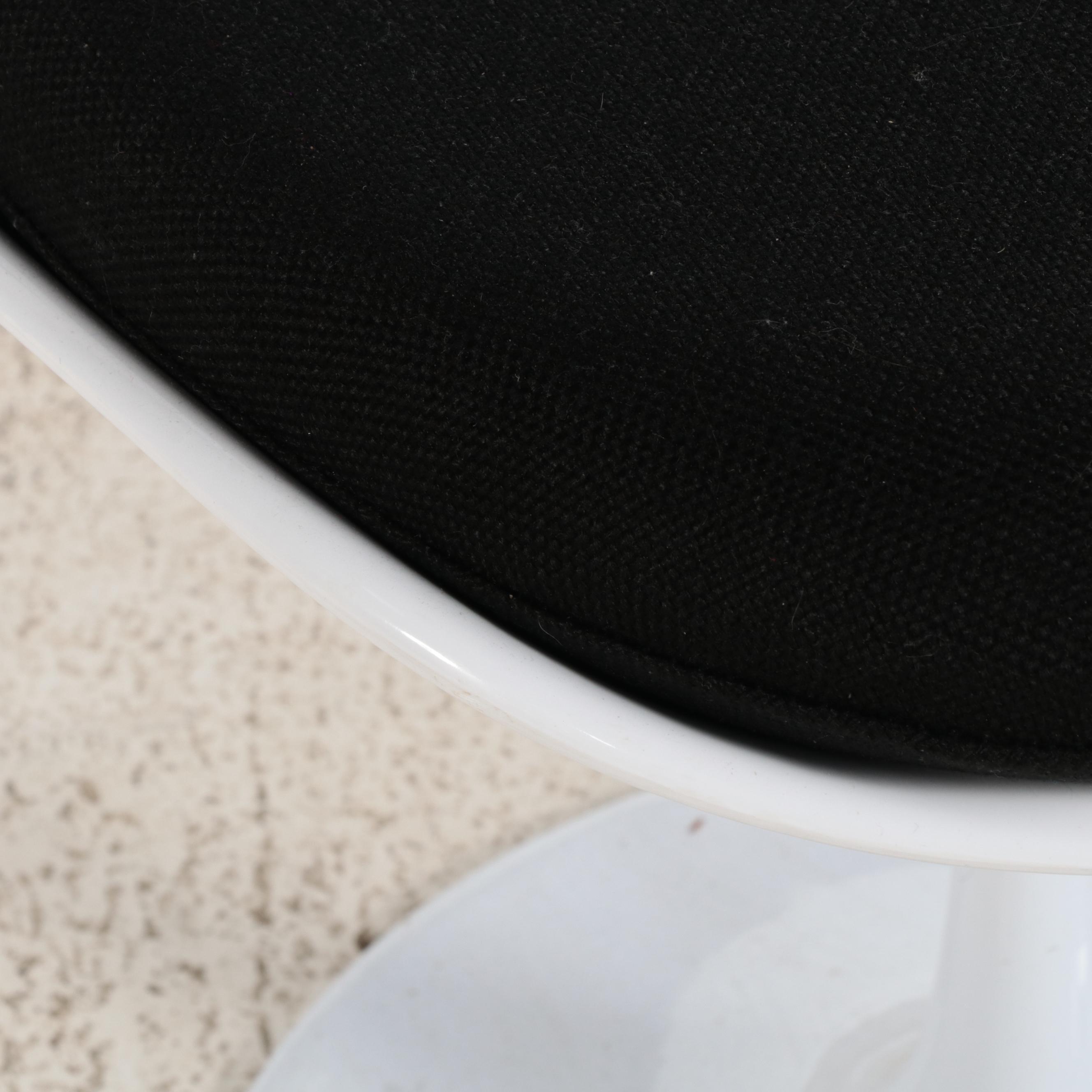 Mid Century Modern Style Eero Saarien Style Tulip Table and Chairs Dining Set