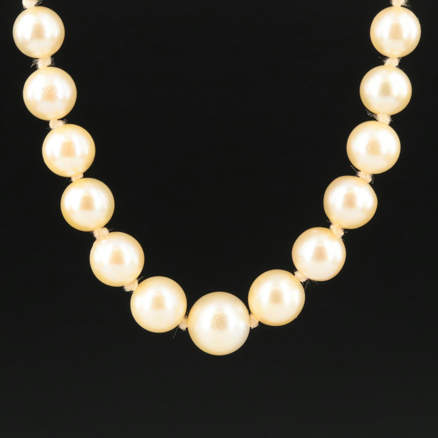Graduated Pearl Necklace with 18K Clasp | EBTH