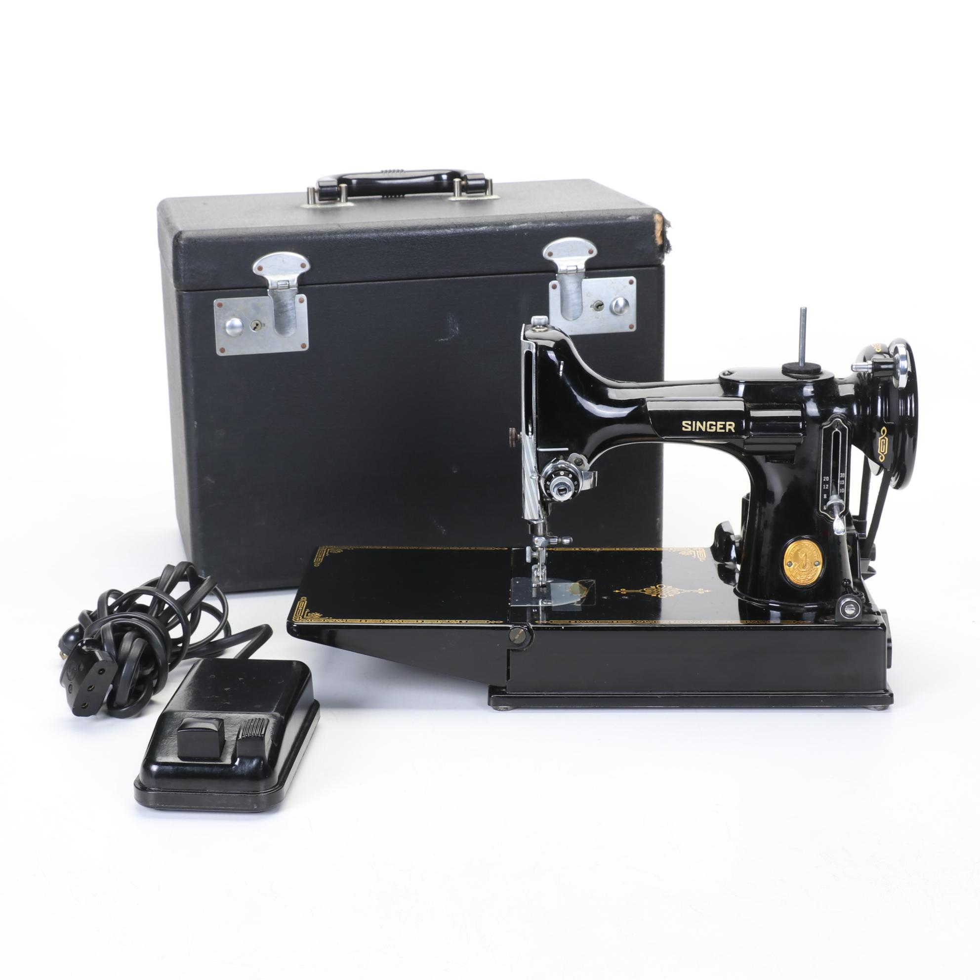 Singer 678-3A Featherweight Portable Sewing Machine with Case