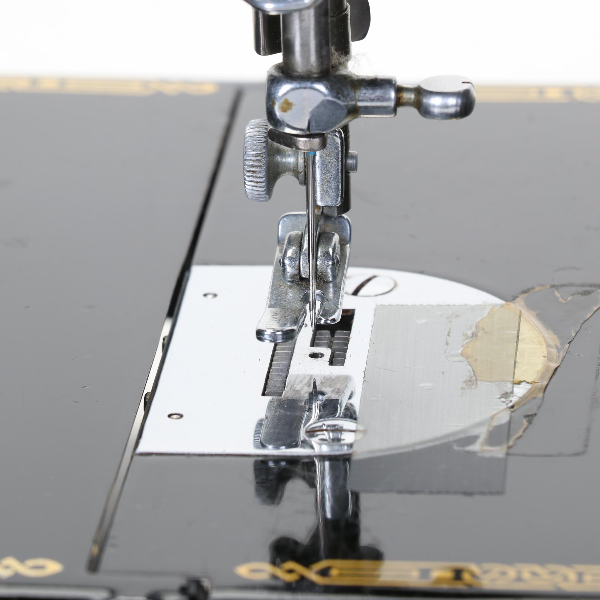 Singer 678-3A Featherweight Portable Sewing Machine with Case