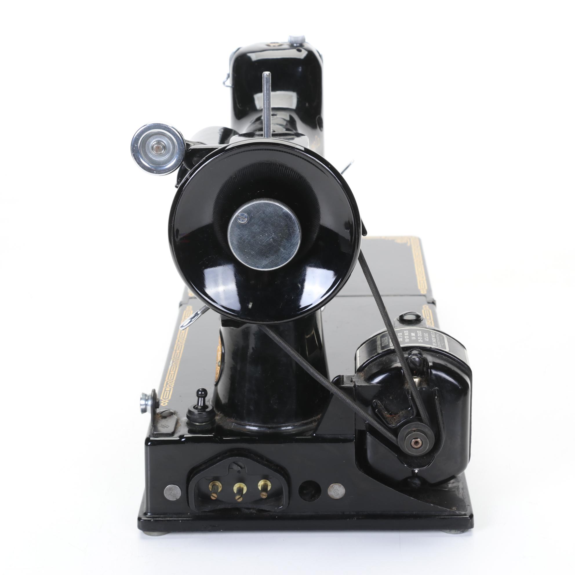 Singer 678-3A Featherweight Portable Sewing Machine with Case