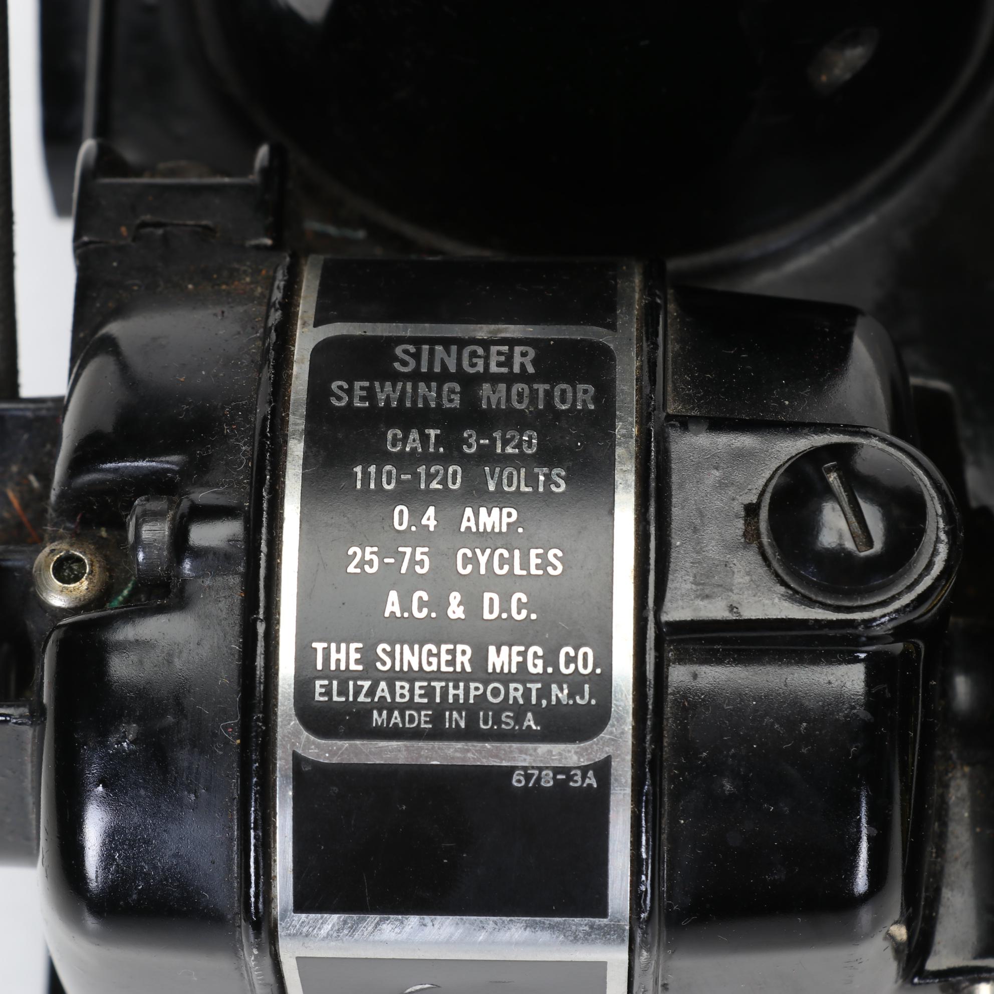 Singer 678-3A Featherweight Portable Sewing Machine with Case