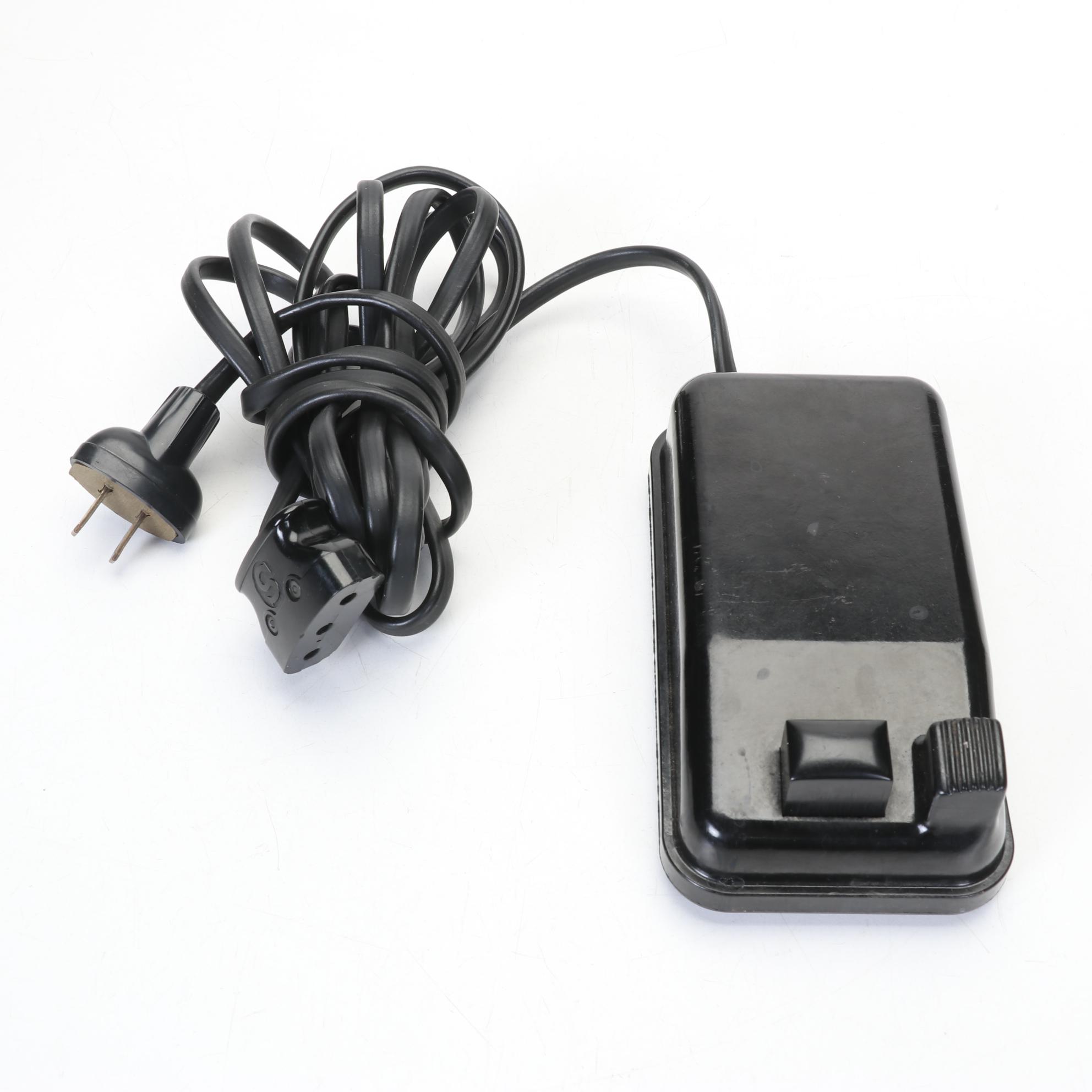 Singer 678-3A Featherweight Portable Sewing Machine with Case