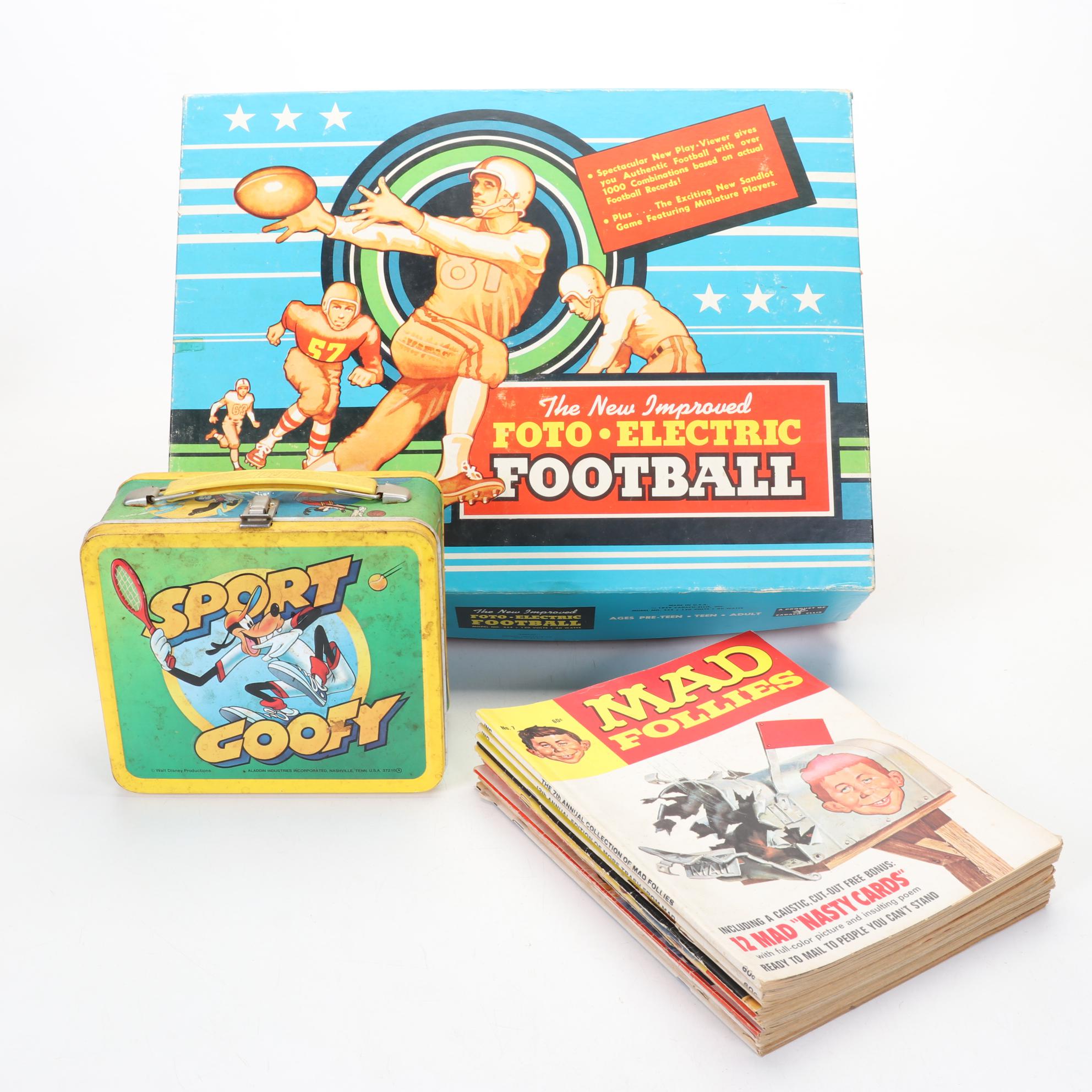 Foto Electric Football Game with Disney Goofy Lunch Box and MAD Magazines