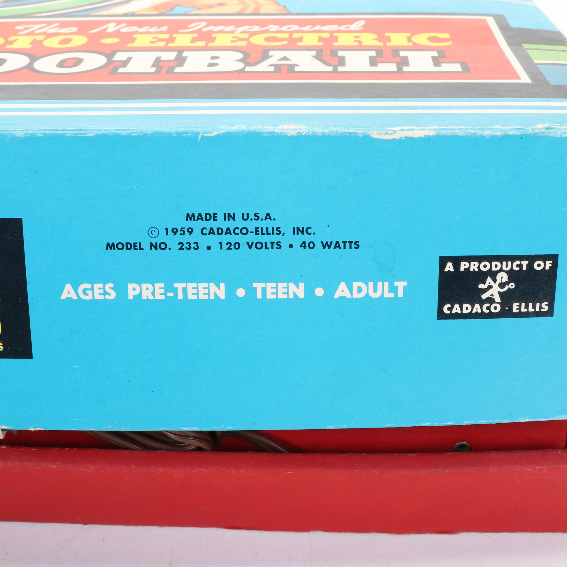 Foto Electric Football Game with Disney Goofy Lunch Box and MAD Magazines