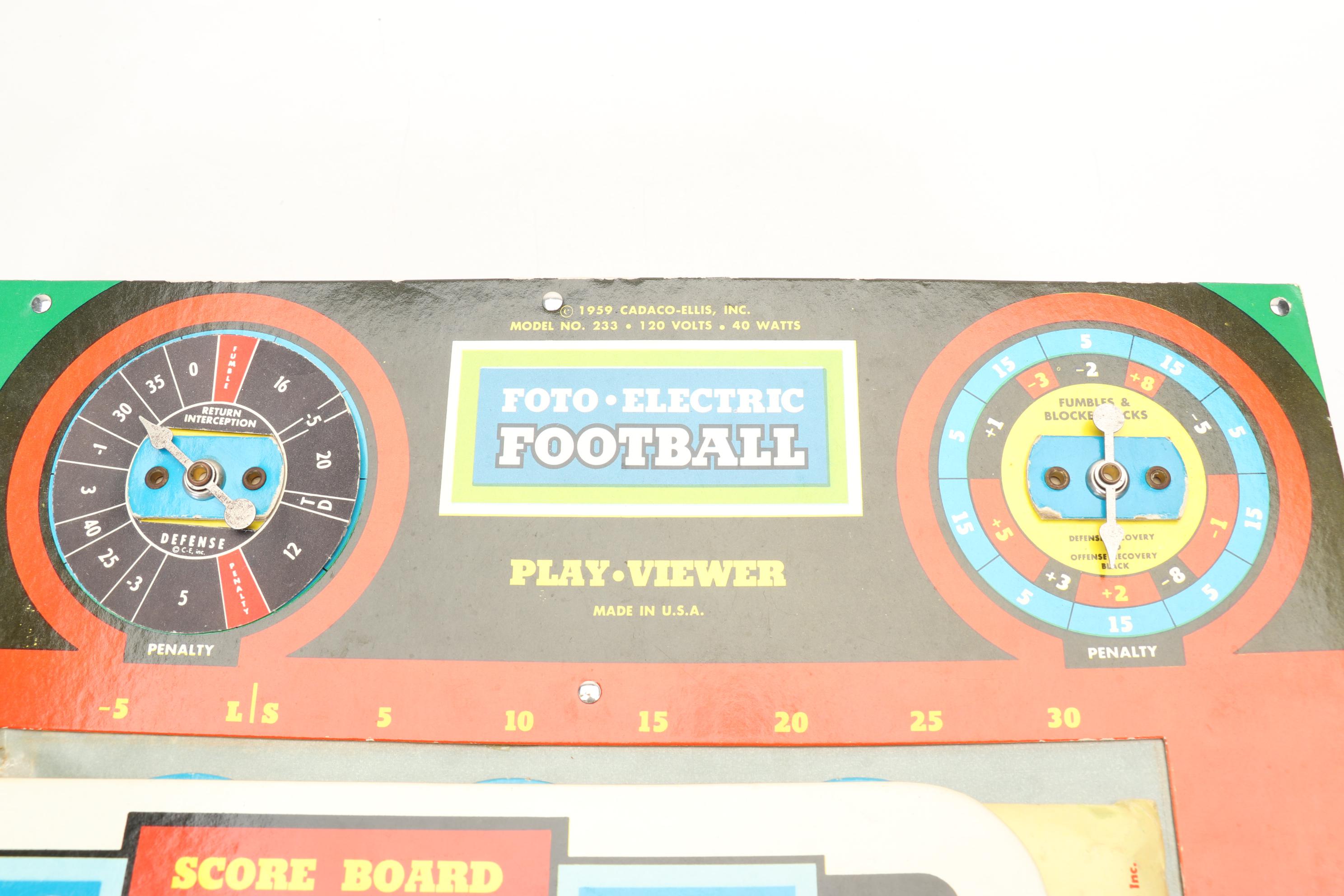 Foto Electric Football Game with Disney Goofy Lunch Box and MAD Magazines