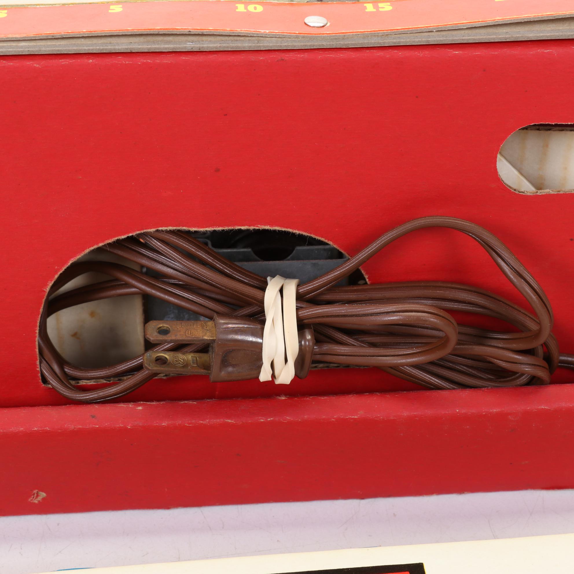 Foto Electric Football Game with Disney Goofy Lunch Box and MAD Magazines