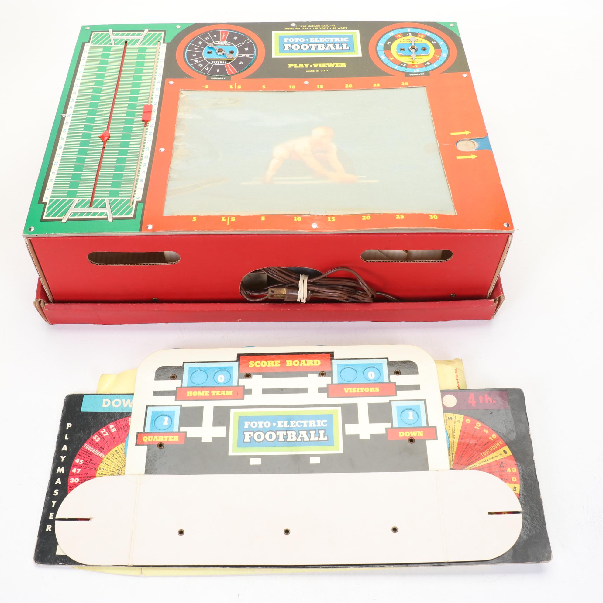 Foto Electric Football Game with Disney Goofy Lunch Box and MAD Magazines