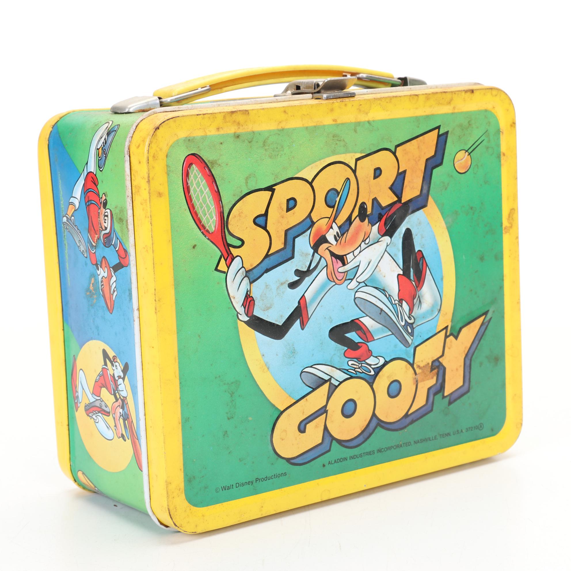 Foto Electric Football Game with Disney Goofy Lunch Box and MAD Magazines