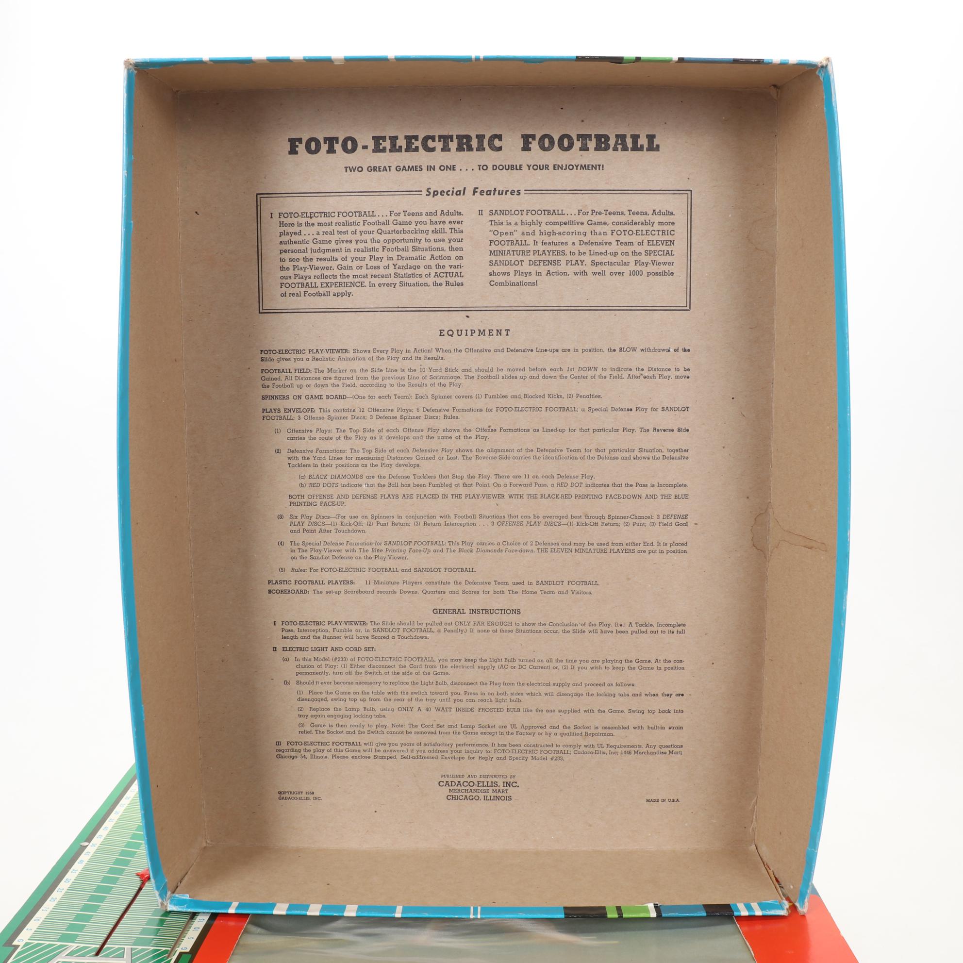 Foto Electric Football Game with Disney Goofy Lunch Box and MAD Magazines