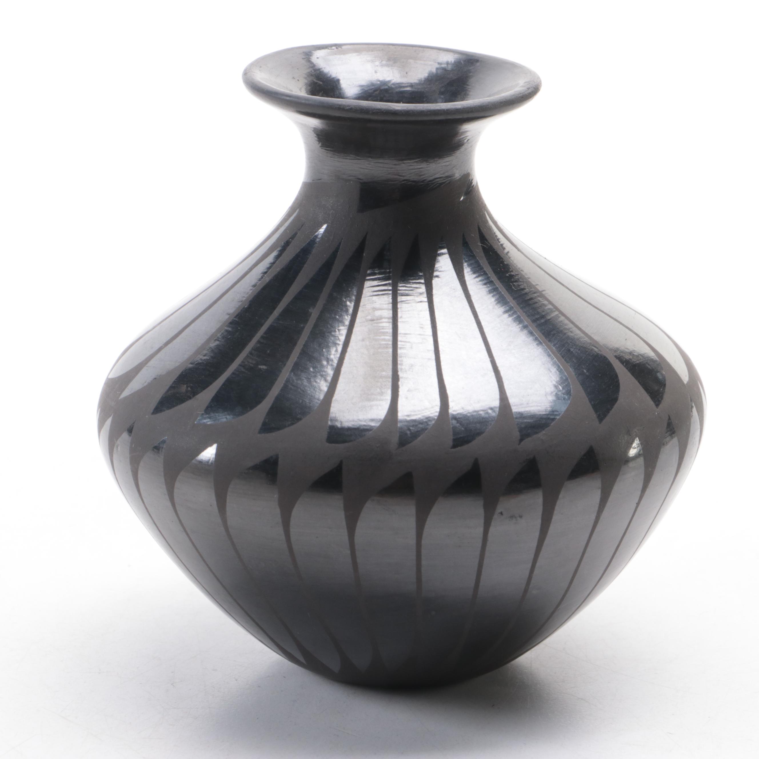 Lupita Lucero Mata Ortiz Black Feather Design Finger Neck Seed Pot