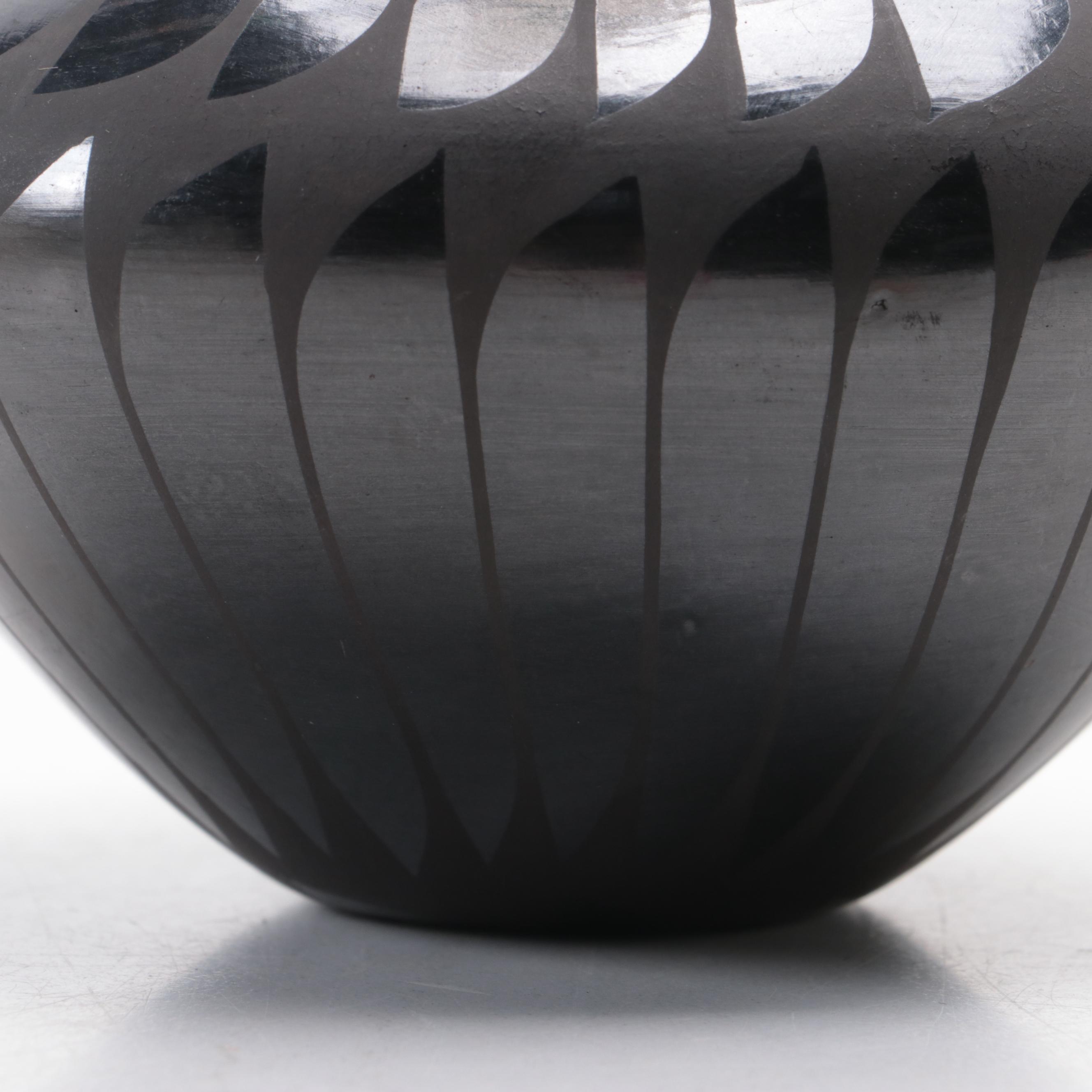 Lupita Lucero Mata Ortiz Black Feather Design Finger Neck Seed Pot