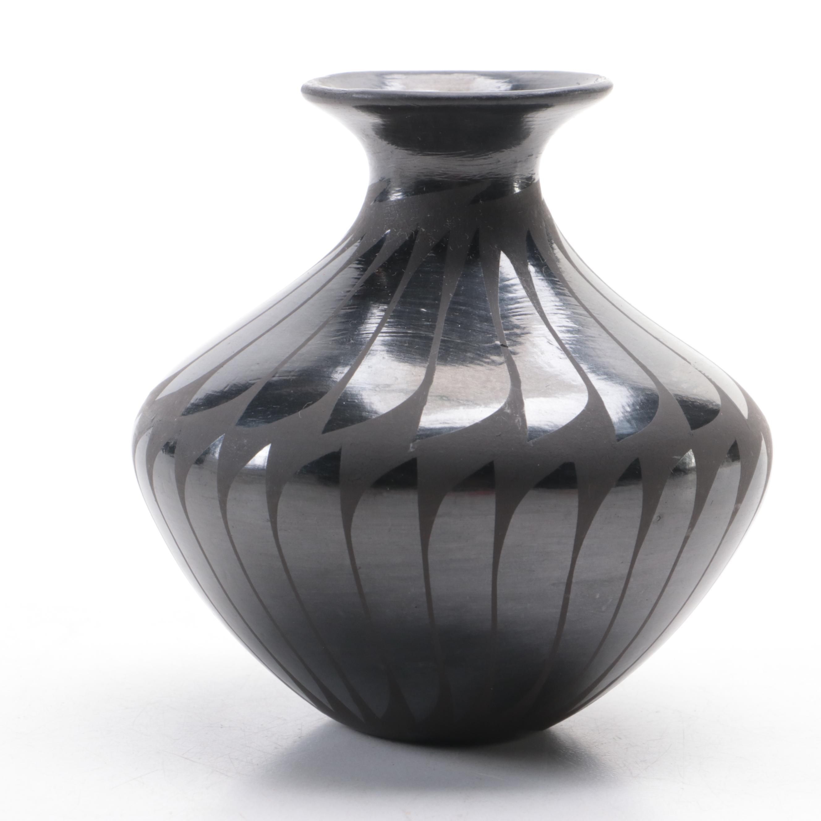 Lupita Lucero Mata Ortiz Black Feather Design Finger Neck Seed Pot