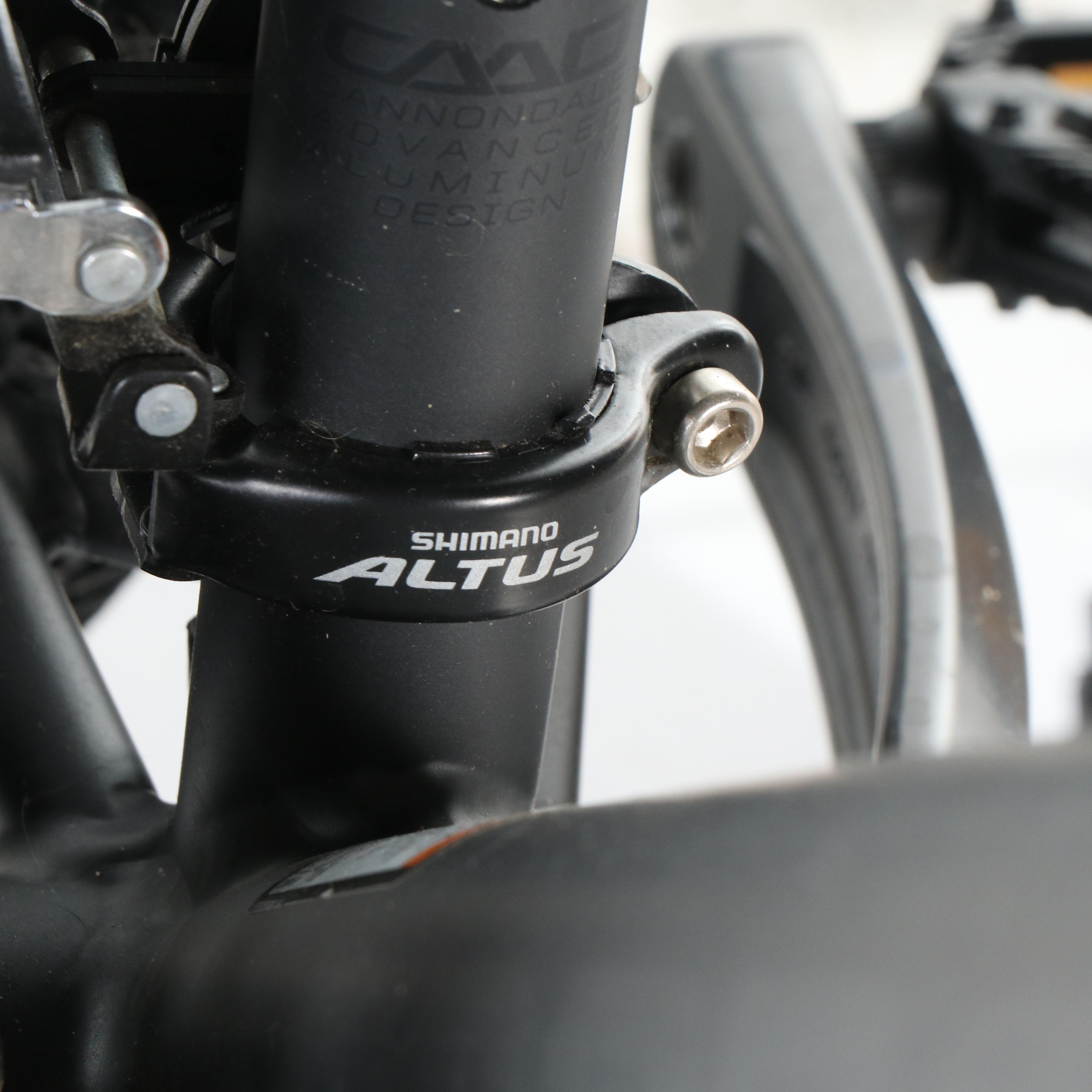 Cannondale Quick CX 4 Hybrid Medium Bicycle in Matte Black, Contemporary