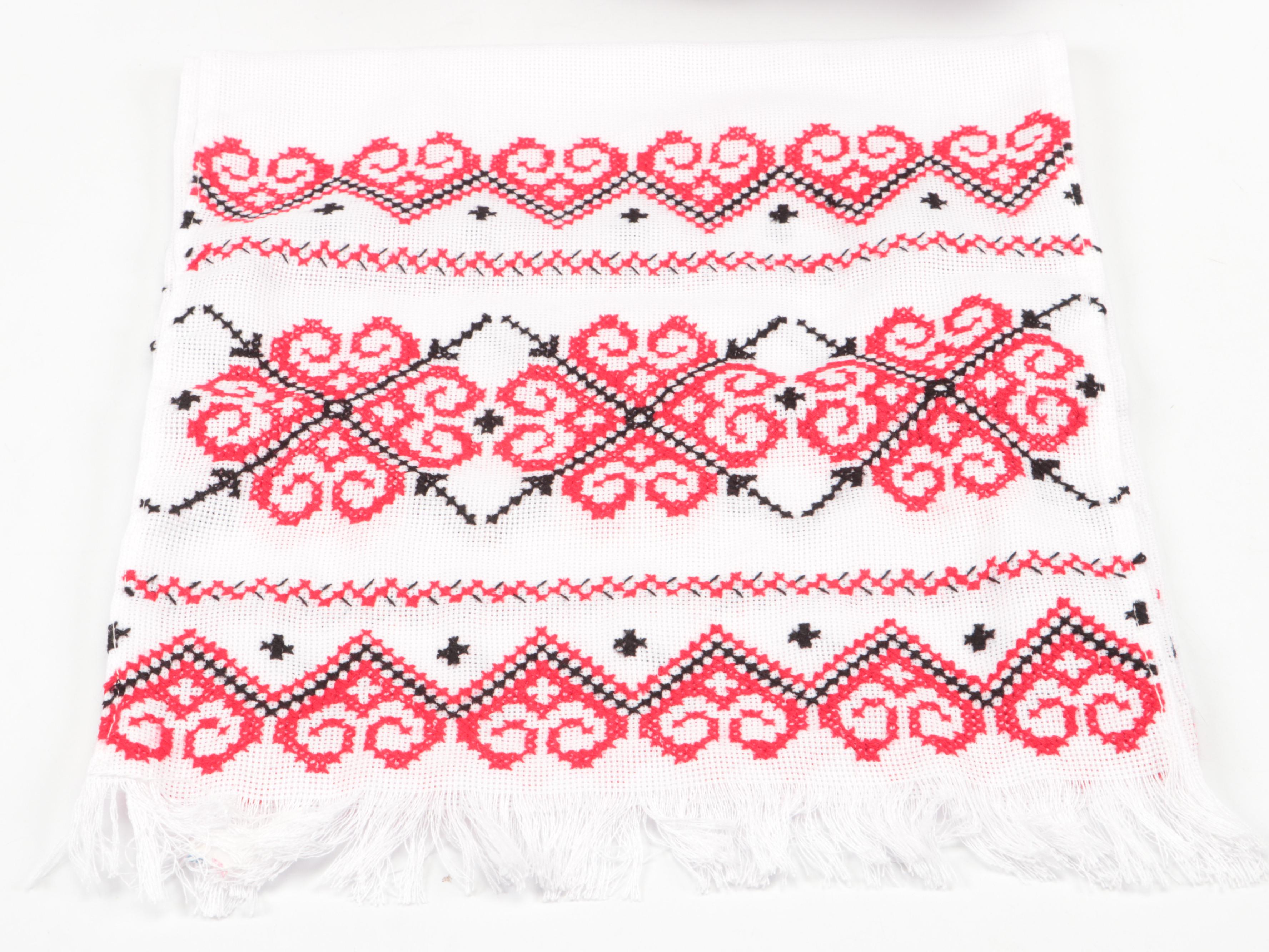 Polish Krakowiak Dress Dolls with Handmade Polish Table Runner, Late 20th C.