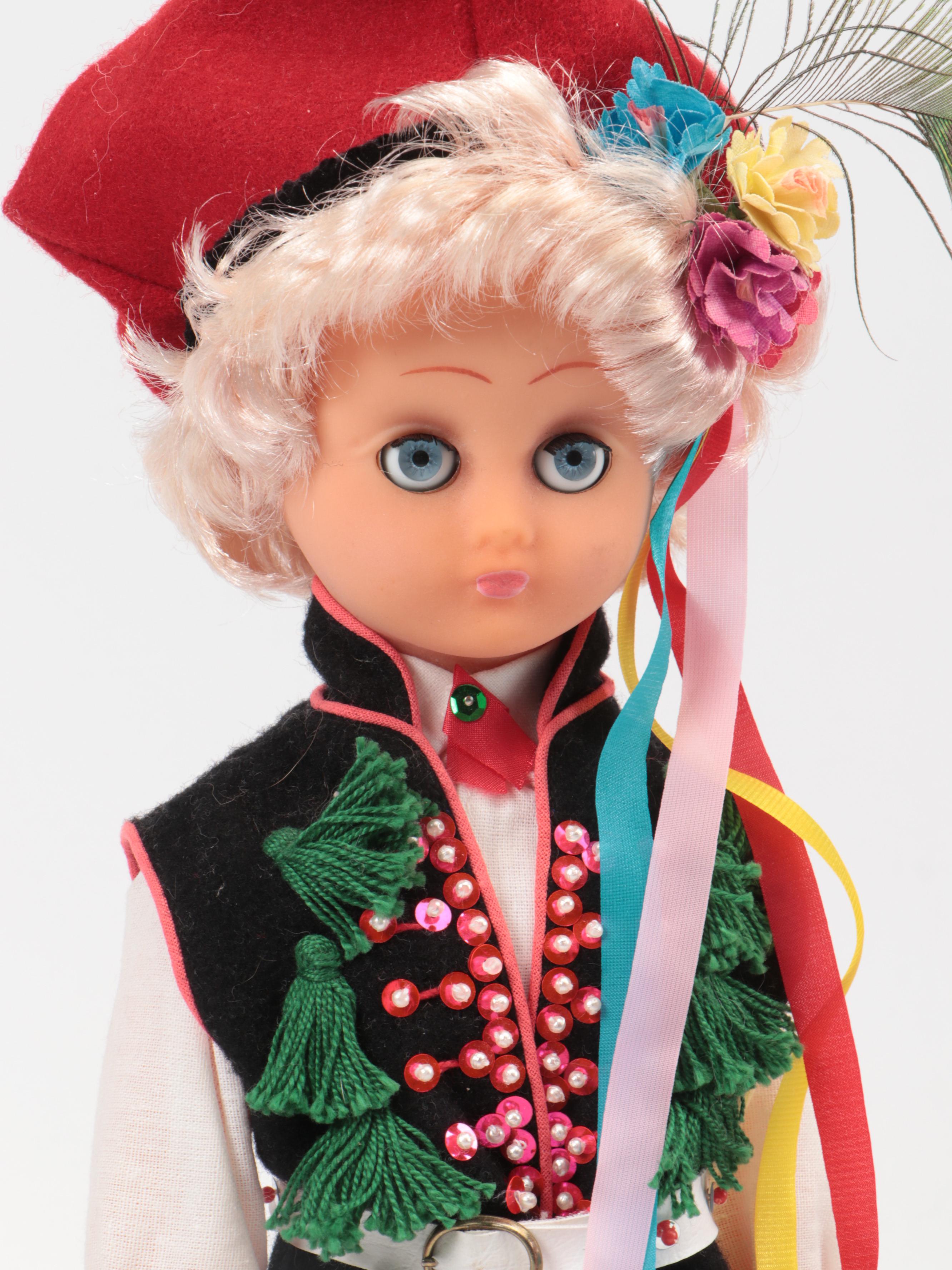 Polish Krakowiak Dress Dolls with Handmade Polish Table Runner, Late 20th C.