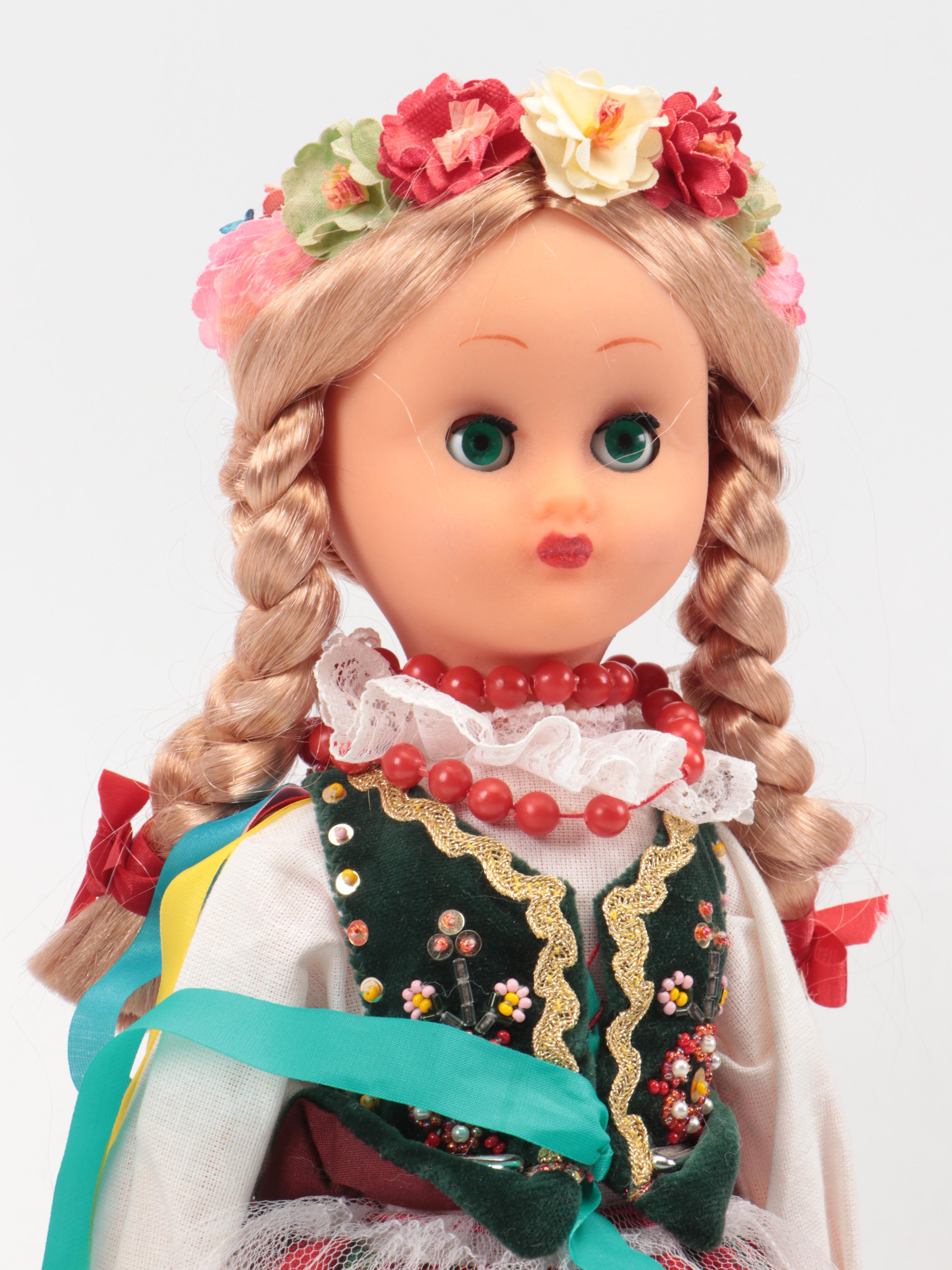 Polish Krakowiak Dress Dolls with Handmade Polish Table Runner, Late 20th C.