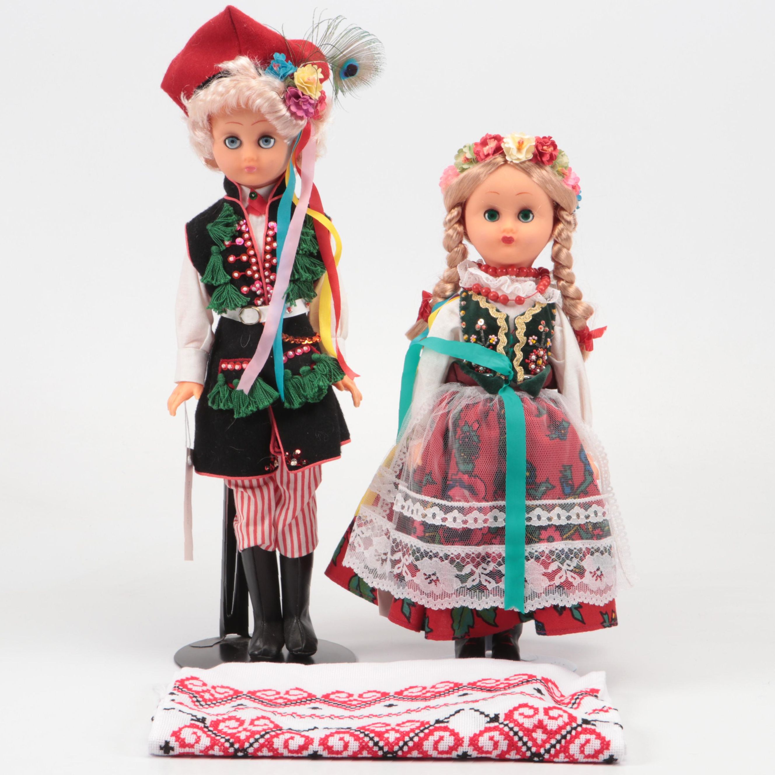 Polish Krakowiak Dress Dolls with Handmade Polish Table Runner, Late 20th C.