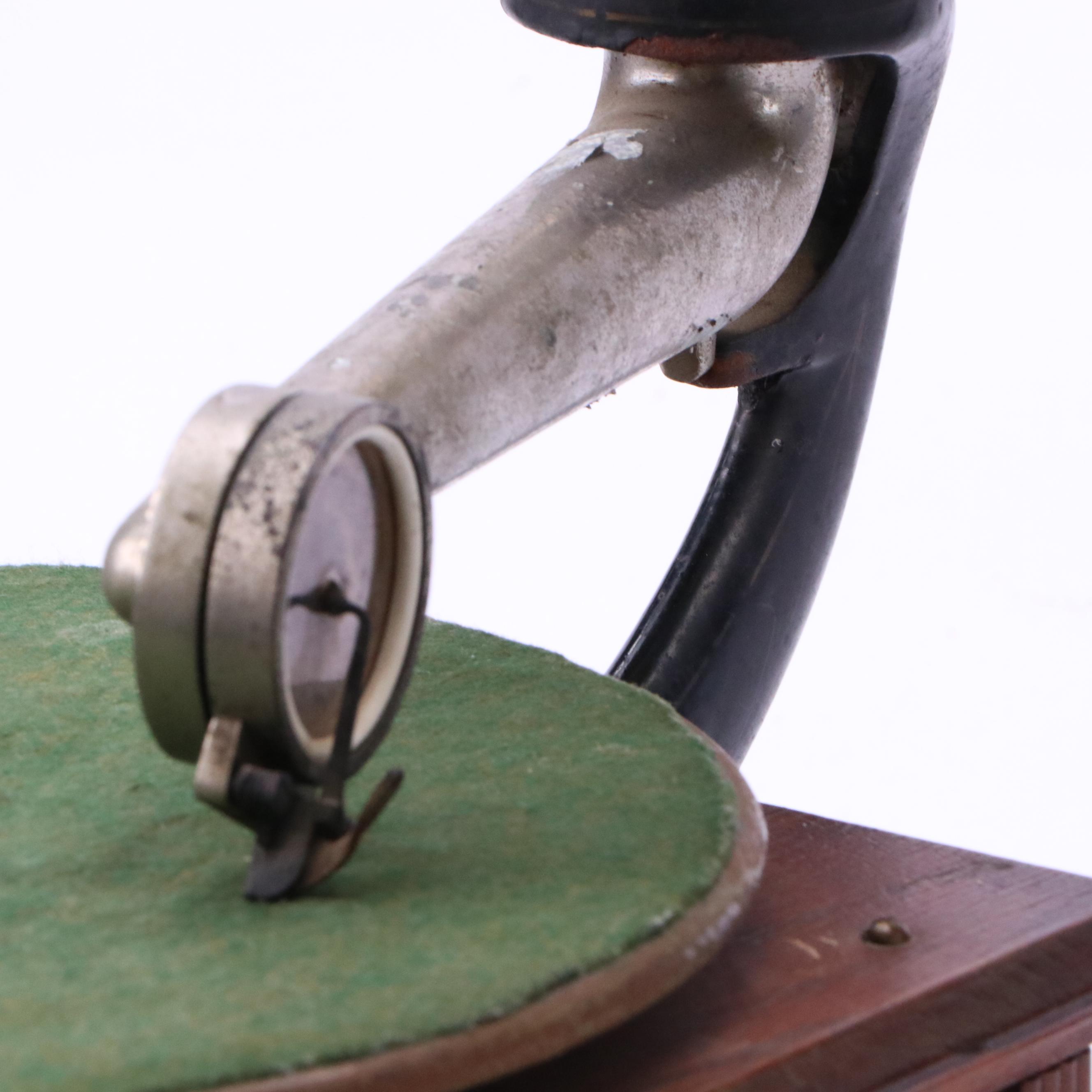 Royal Talking Machine Oak Hand-Crank Gramophone