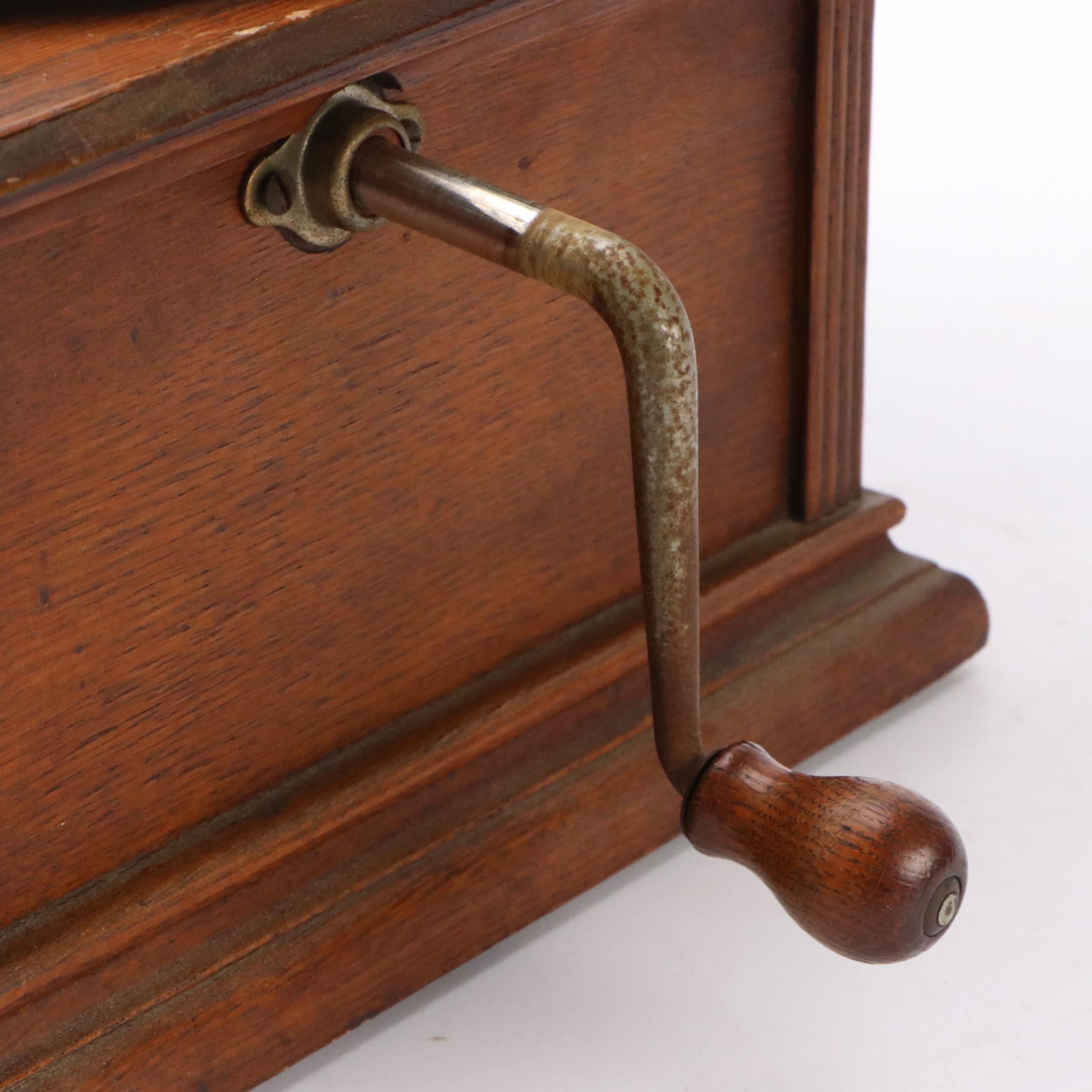 Royal Talking Machine Oak Hand-Crank Gramophone