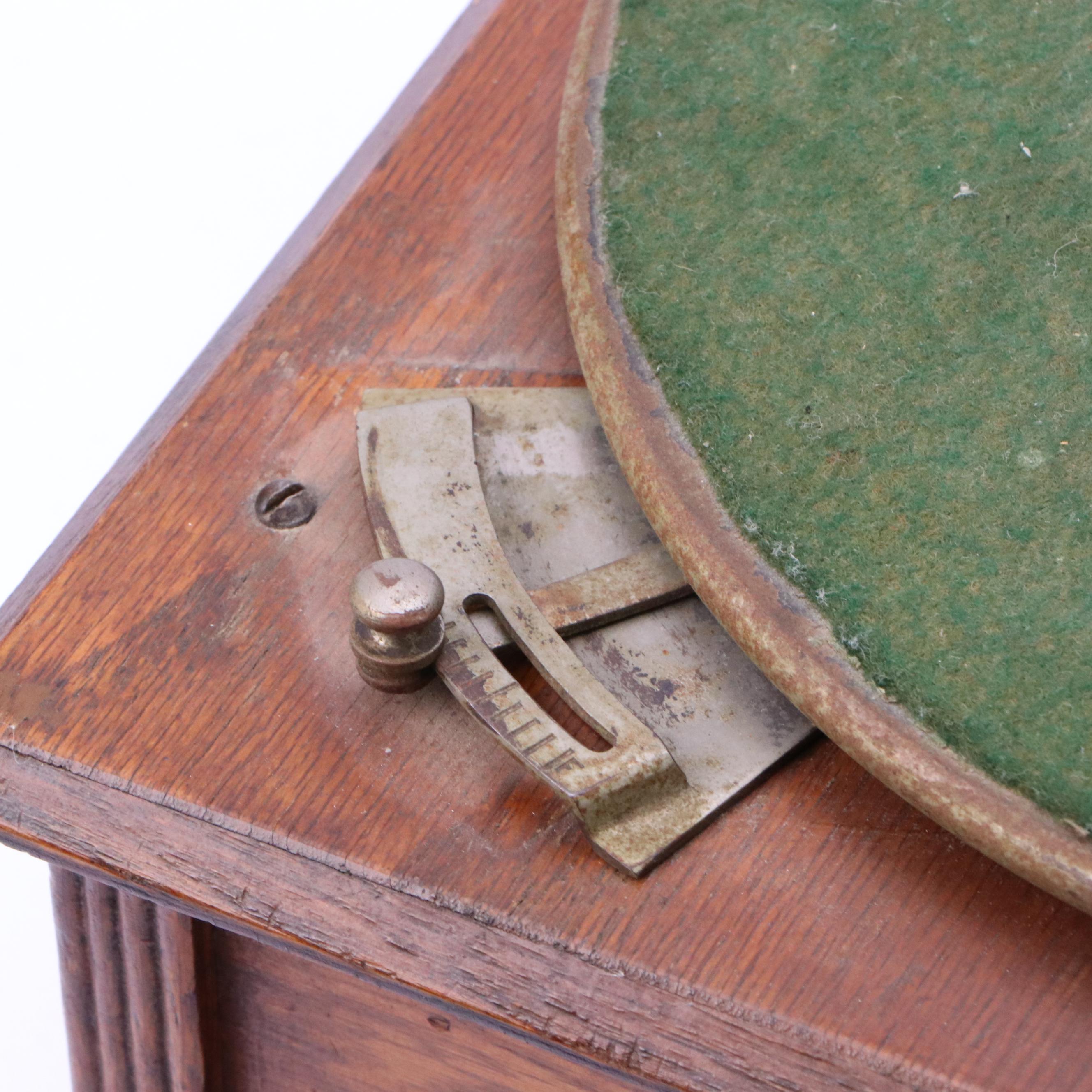 Royal Talking Machine Oak Hand-Crank Gramophone