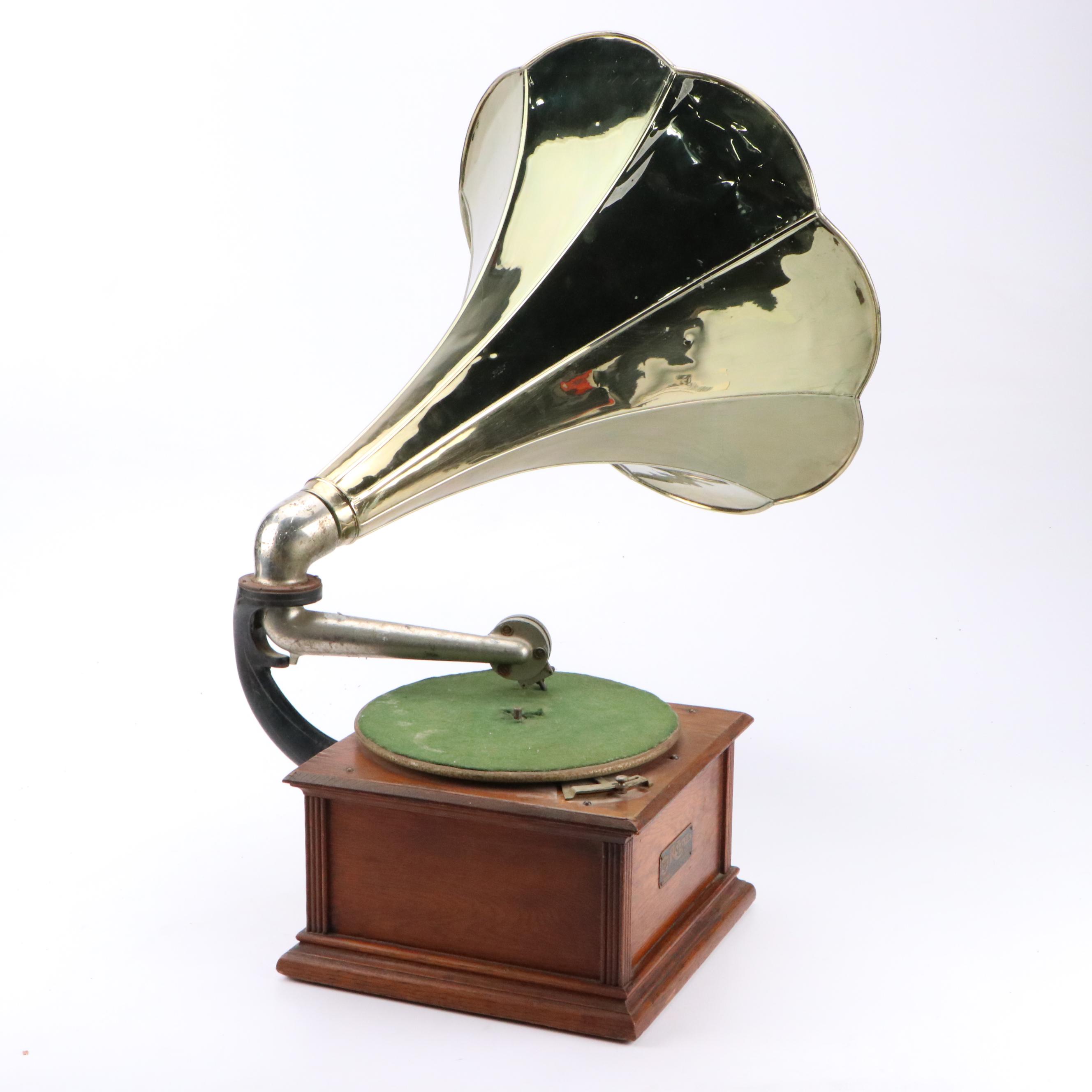 Royal Talking Machine Oak Hand-Crank Gramophone
