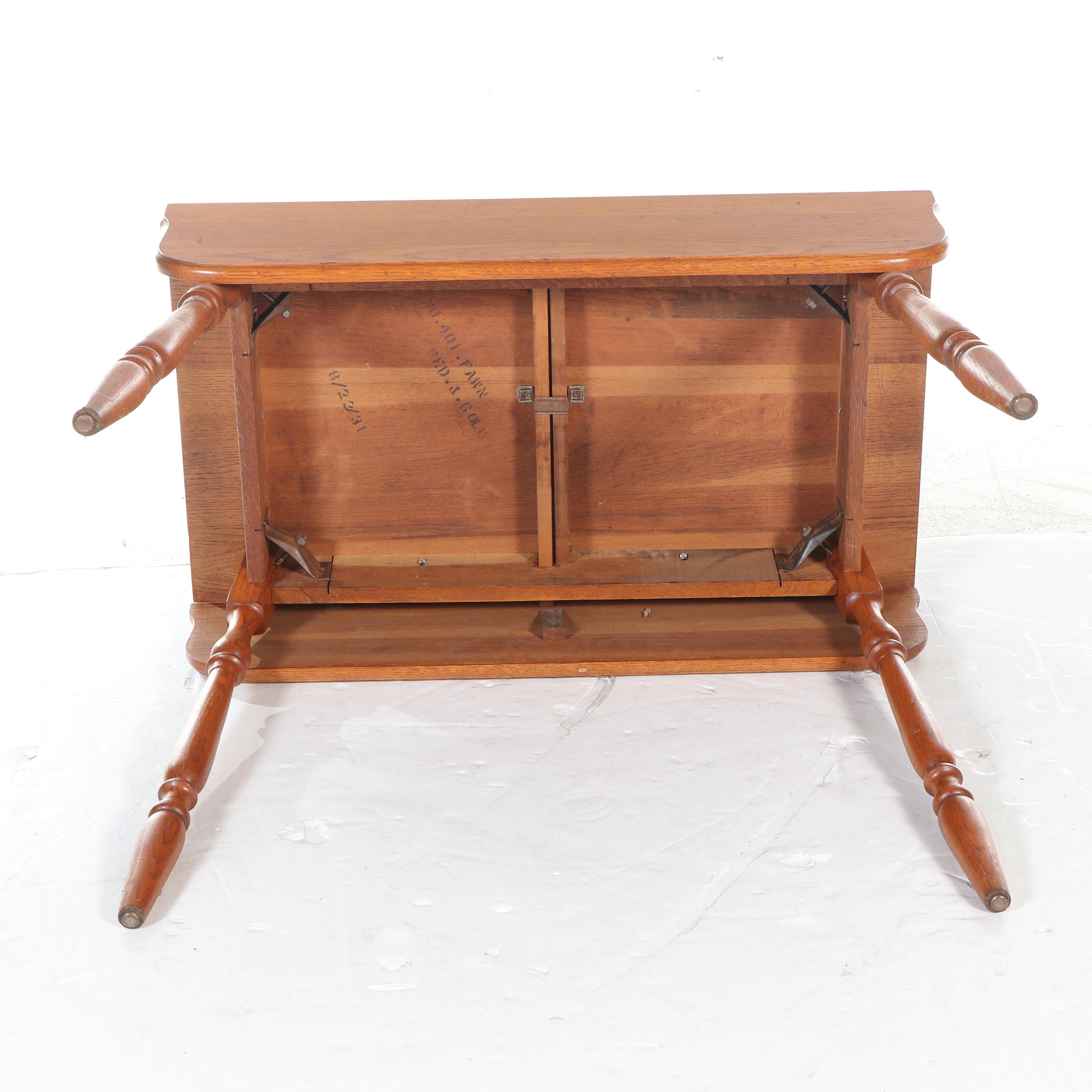 American Colonial Style Oak Drop Leaf Table, 1930s